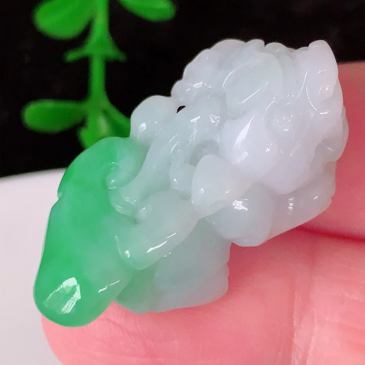 自然光实拍，冰润飘绿翡翠招财貔貅吊坠， 翠色灵动，种老水足，寓意好，品相佳，佩戴佳品！#81.2