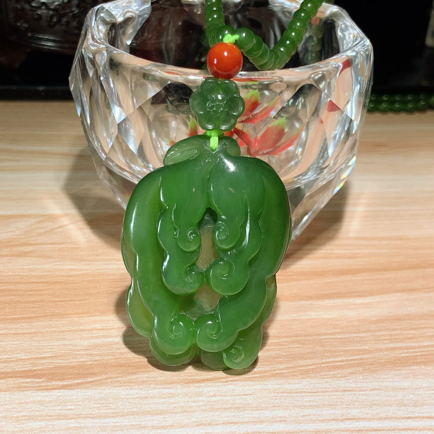 和田玉阳绿俄罗斯碧玉人生如意人参挂件。尺寸43/31/10重33.6克。玉质细腻油润。手推出油。佩戴