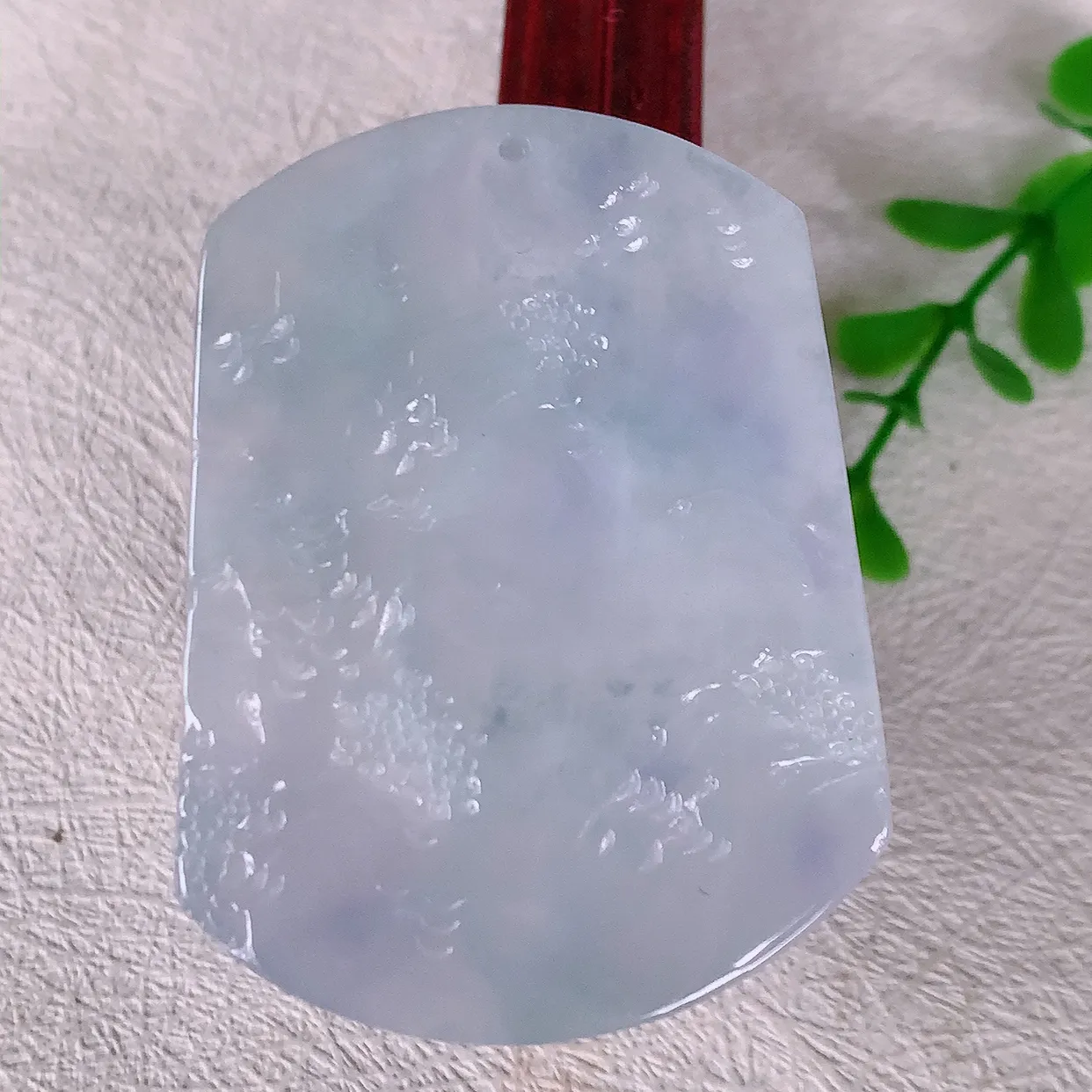 自然光实拍，冰紫罗兰翡翠山水牌吊坠，翡翠山水牌，寓意“常青、背靠大山、水（财）长流、平安之意”生机盎然的翠意，一眼既心醉，雕工精致，佩戴效果优雅迷人！#1.2