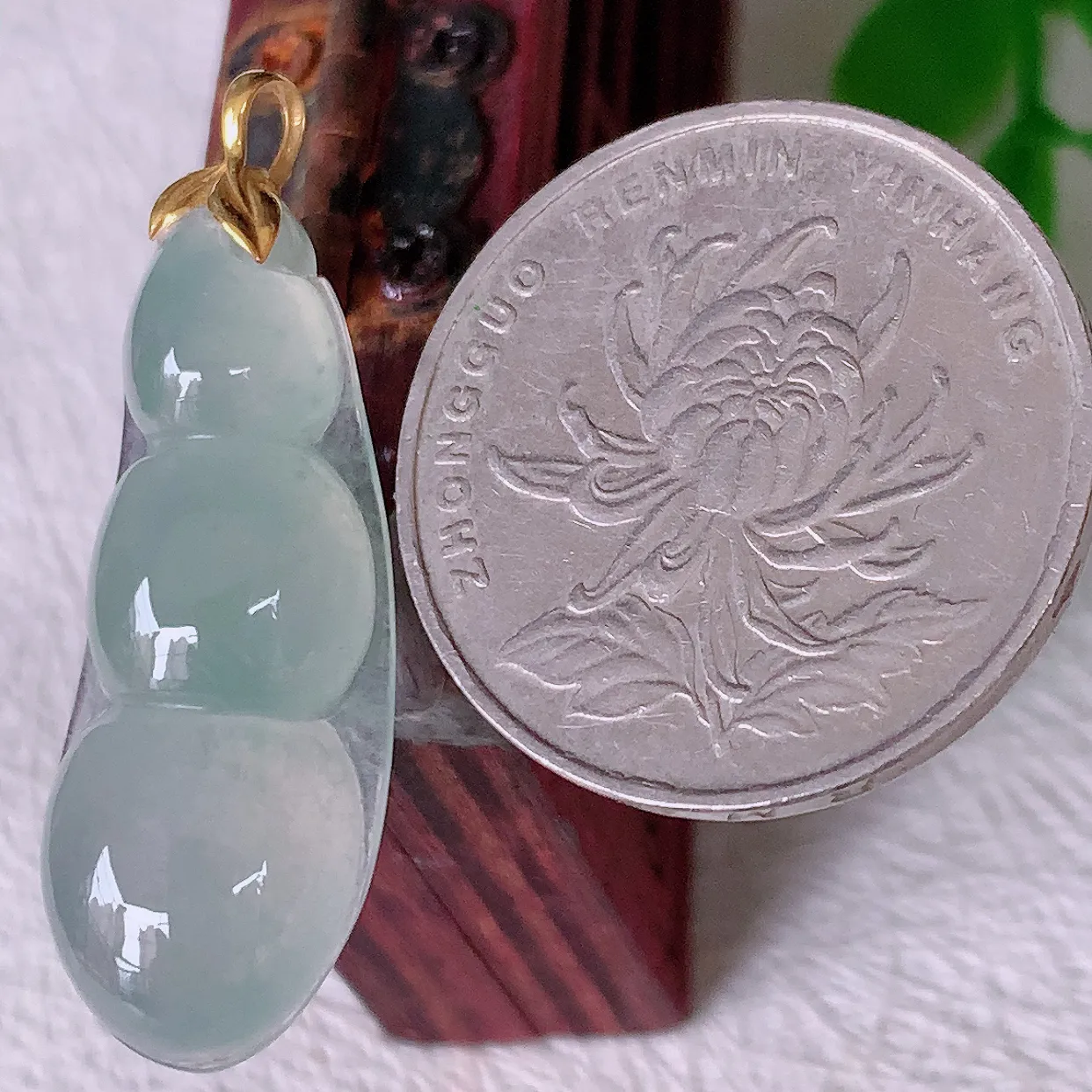 18K金镶嵌冰种翡翠四季豆吊坠，平安豆福豆玉坠，冰润通透，豆粒饱满，寓意：豆蔻年华！#12.2整体36裸石30*12*6.2