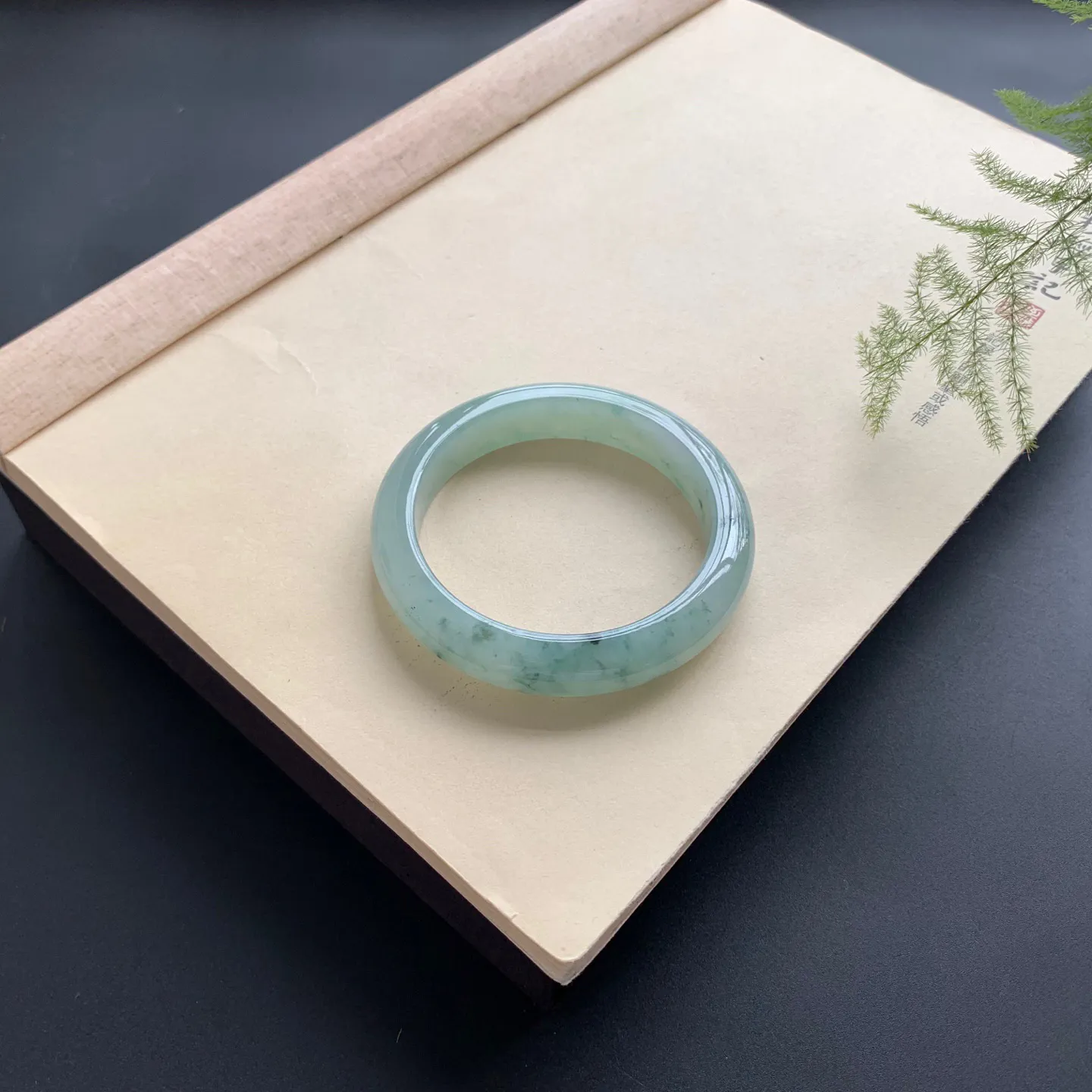 57圈口底色飘花正圈手镯 尺寸：57-12-9，无纹裂，细腻起胶，花色飘逸