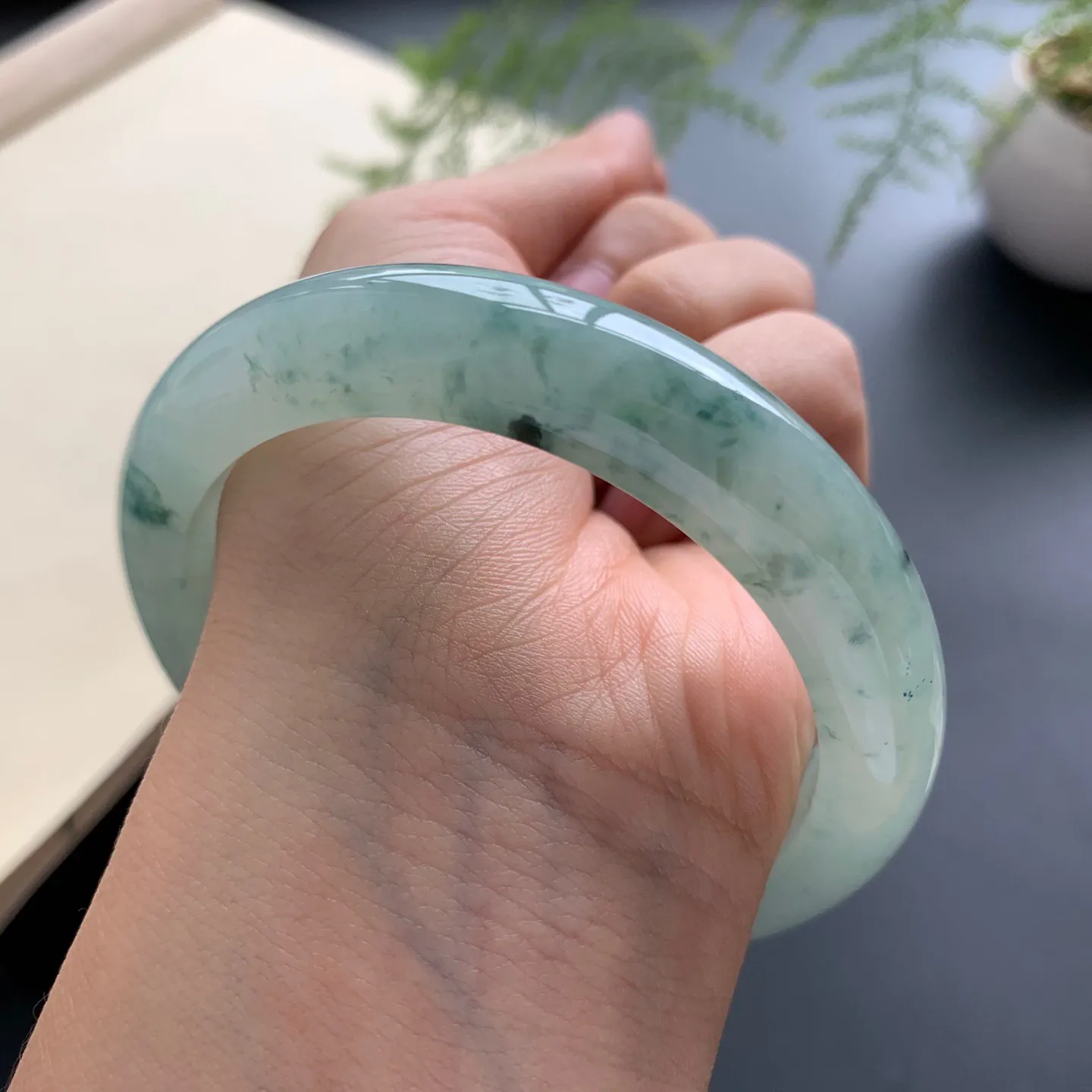 57圈口底色飘花正圈手镯 尺寸：57-12-9，无纹裂，细腻起胶，花色飘逸