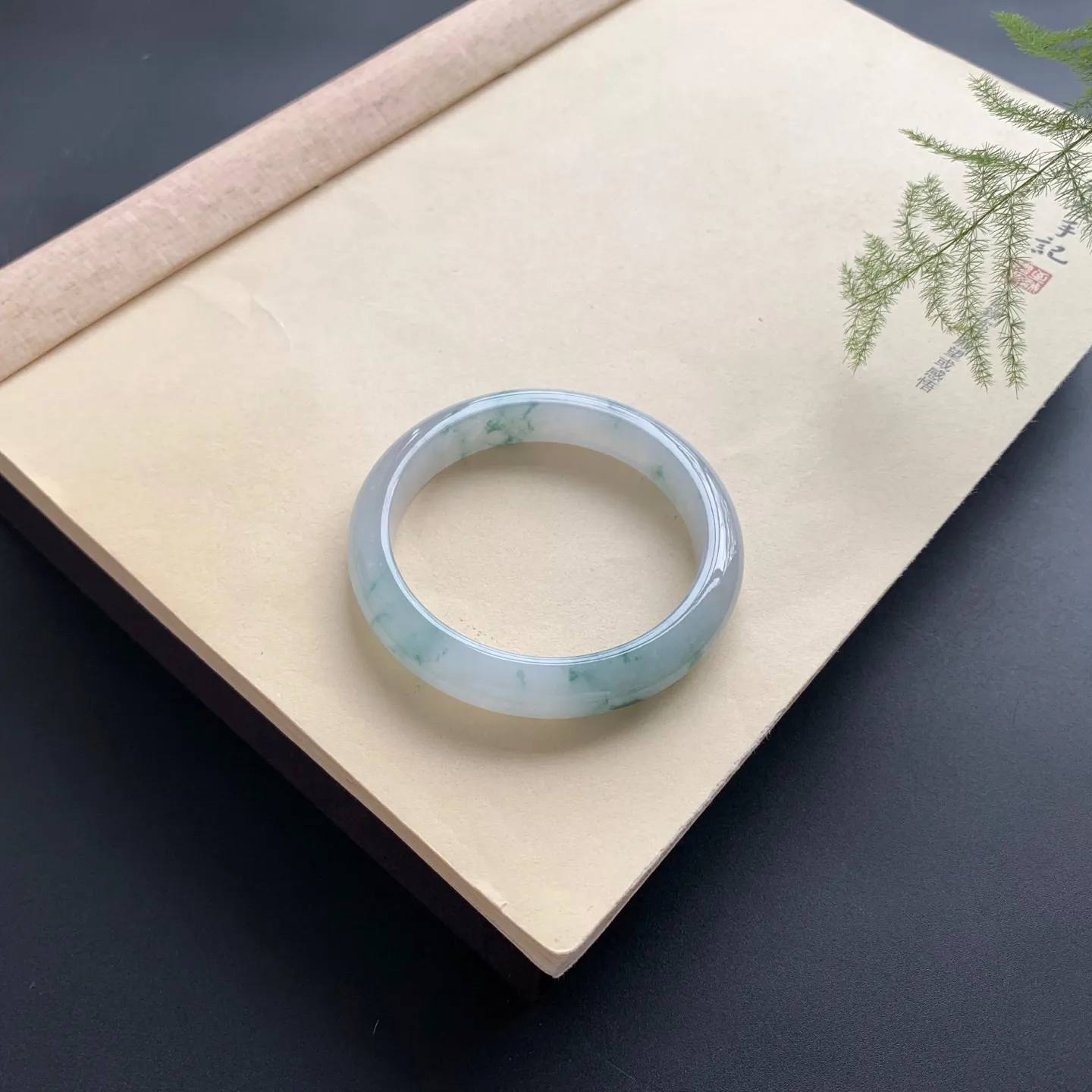 55.2圈口冰飘花正圈手镯 尺寸：55.2-11.2-8，无纹裂，水润起胶，花色飘逸