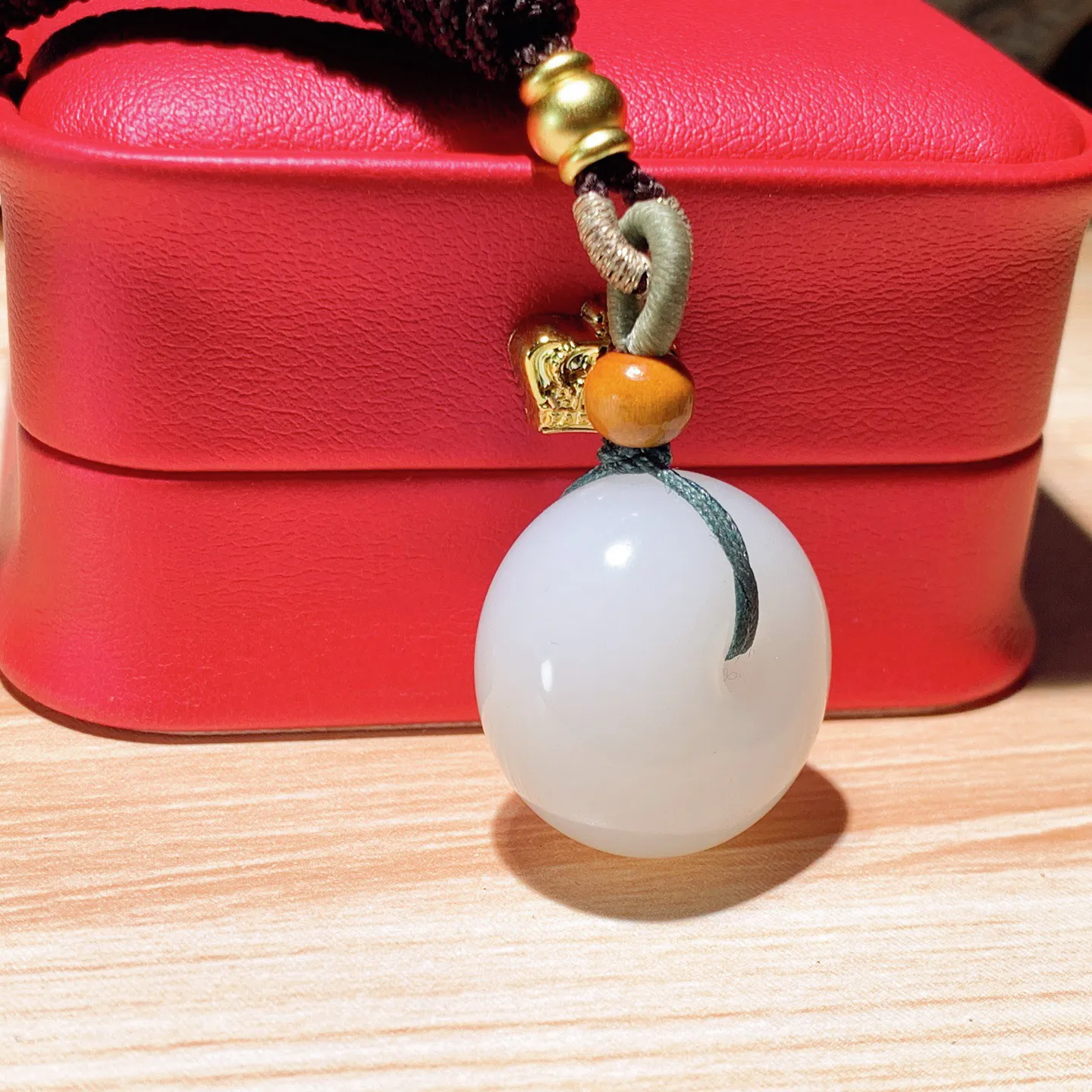 和田玉白玉羊脂白平安扣挂件。尺寸22/16重15.4克。玉质细腻油润。手推出油。佩戴高端典雅。lt251103