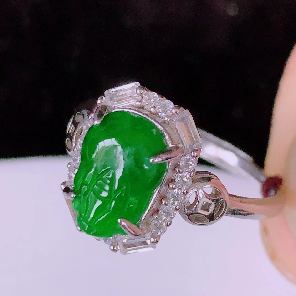 冰透满绿翡翠925银镶嵌貔貅戒指，自然光实拍，翠色灵动，颜色漂亮，种老水足，品相佳，佩戴佳品！#98.2（圈口可调大小）整体24.5*17.5*6裸石10*6.8