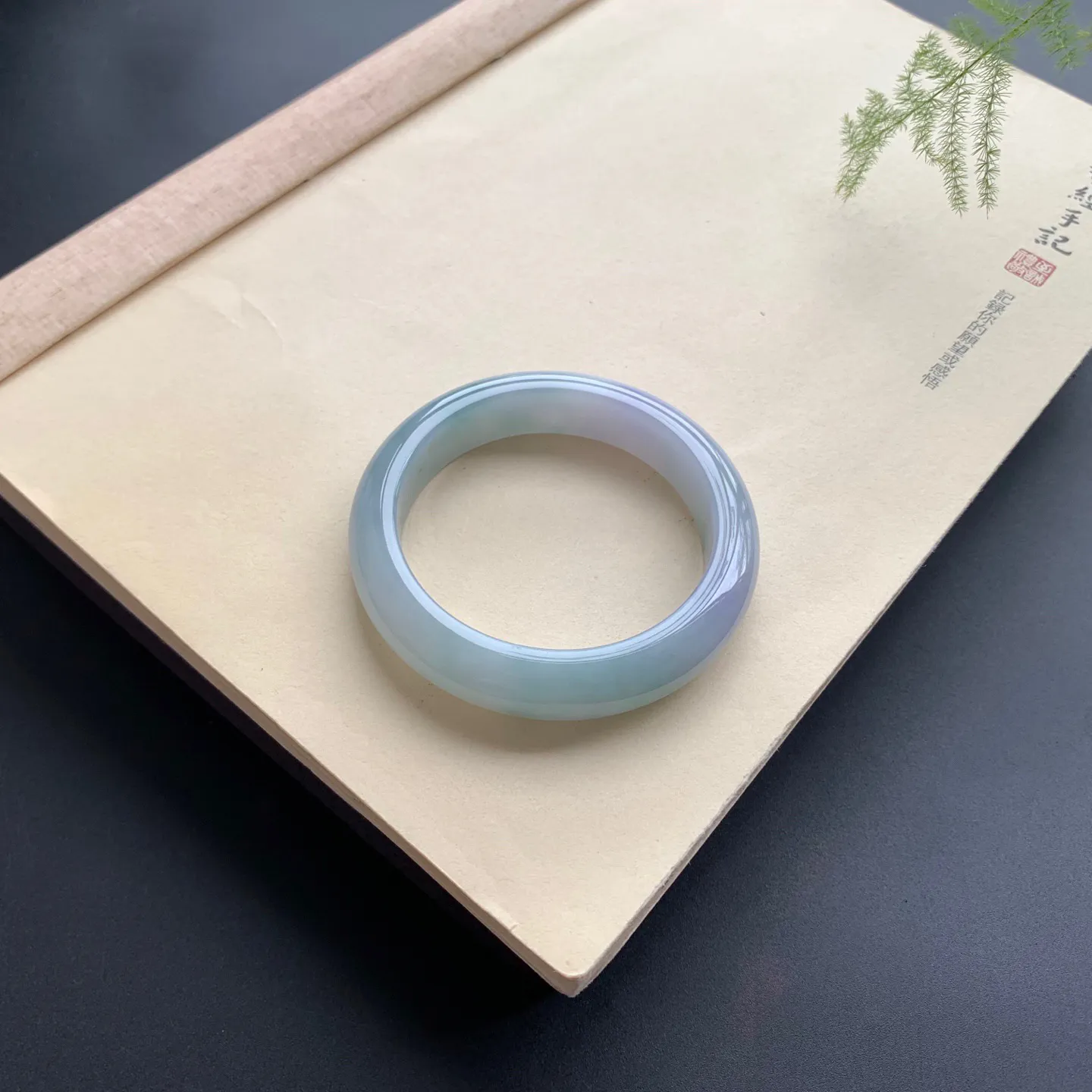 55圈口飘花正圈手镯 尺寸：55-13-9，无纹裂，细腻光滑，花色飘逸