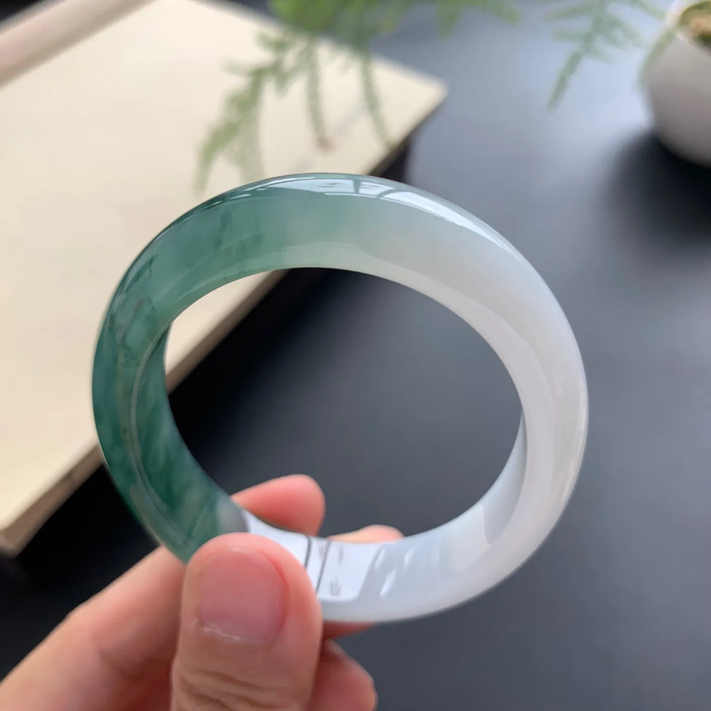 52.2圈口飘花贵妃手镯 尺寸：52.2-45-12-6.8，无纹裂，细腻光滑，花色浓郁