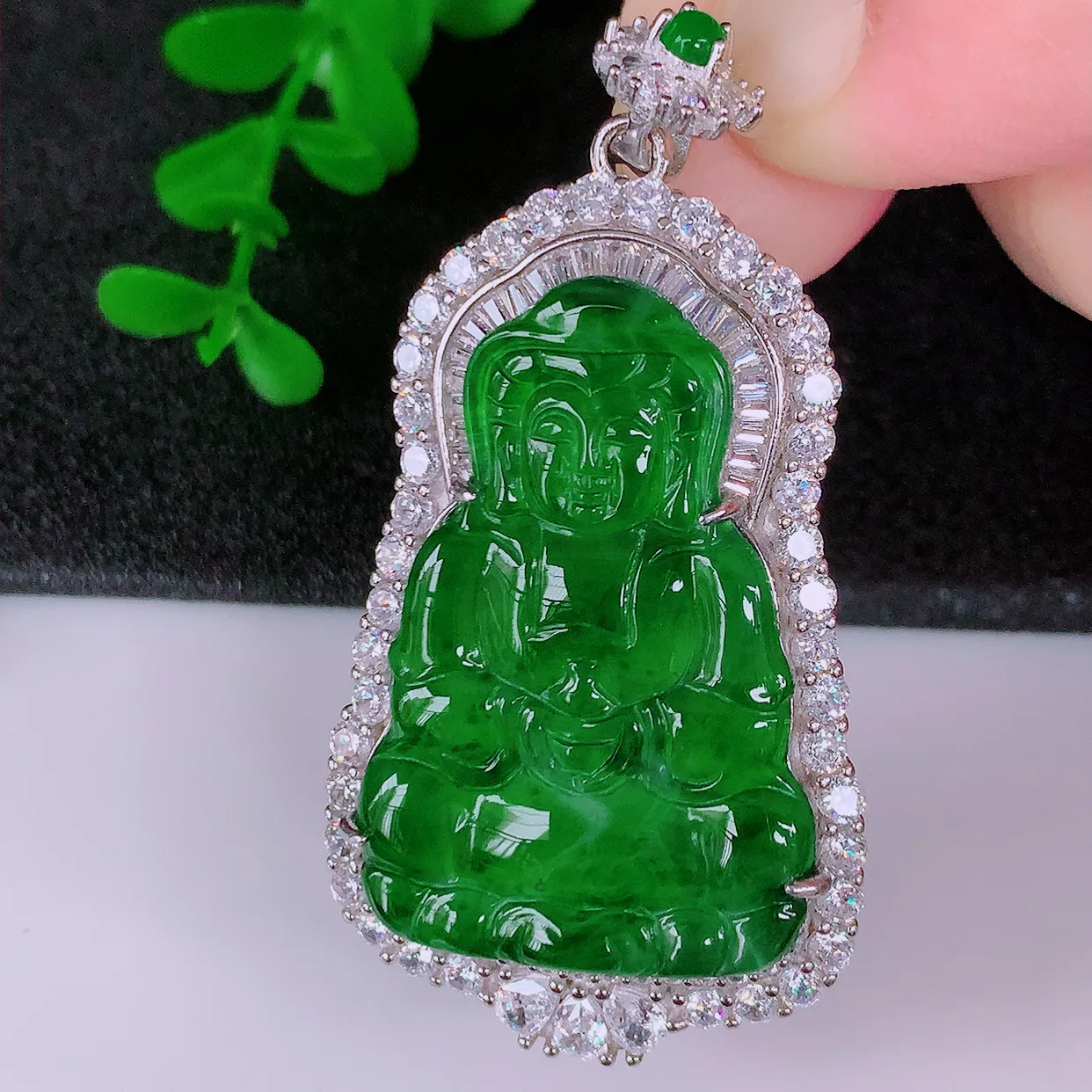 冰透满绿翡翠925银镶嵌观音吊坠，自然光实拍，翠色灵动，颜色漂亮，种老水足，品相佳，佩戴佳品！#98