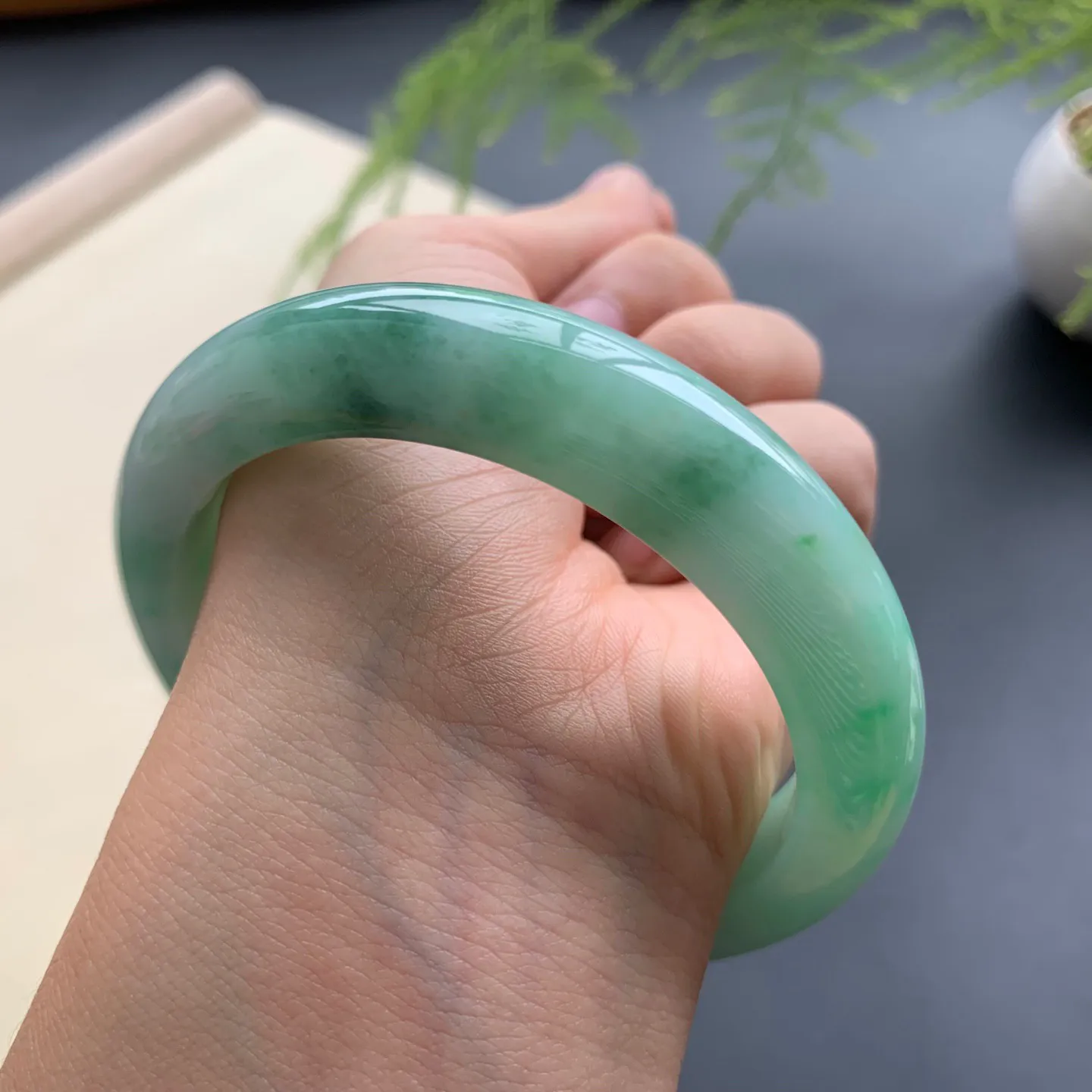 58.3圈飘绿正圈手镯 尺寸：58.3-12.5-9，无纹裂，细腻光滑，色泽靓丽