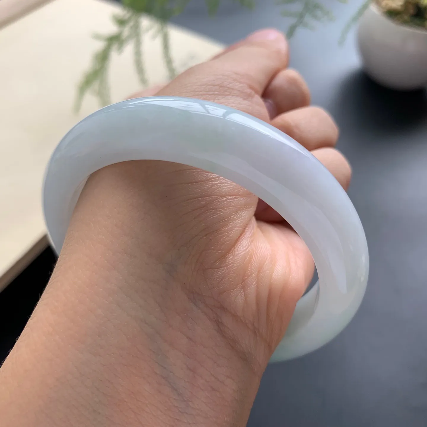 56.8圈口细糯正圈手镯 尺寸：56.8-12.8-9，无纹裂，细腻釉洁，清爽干净