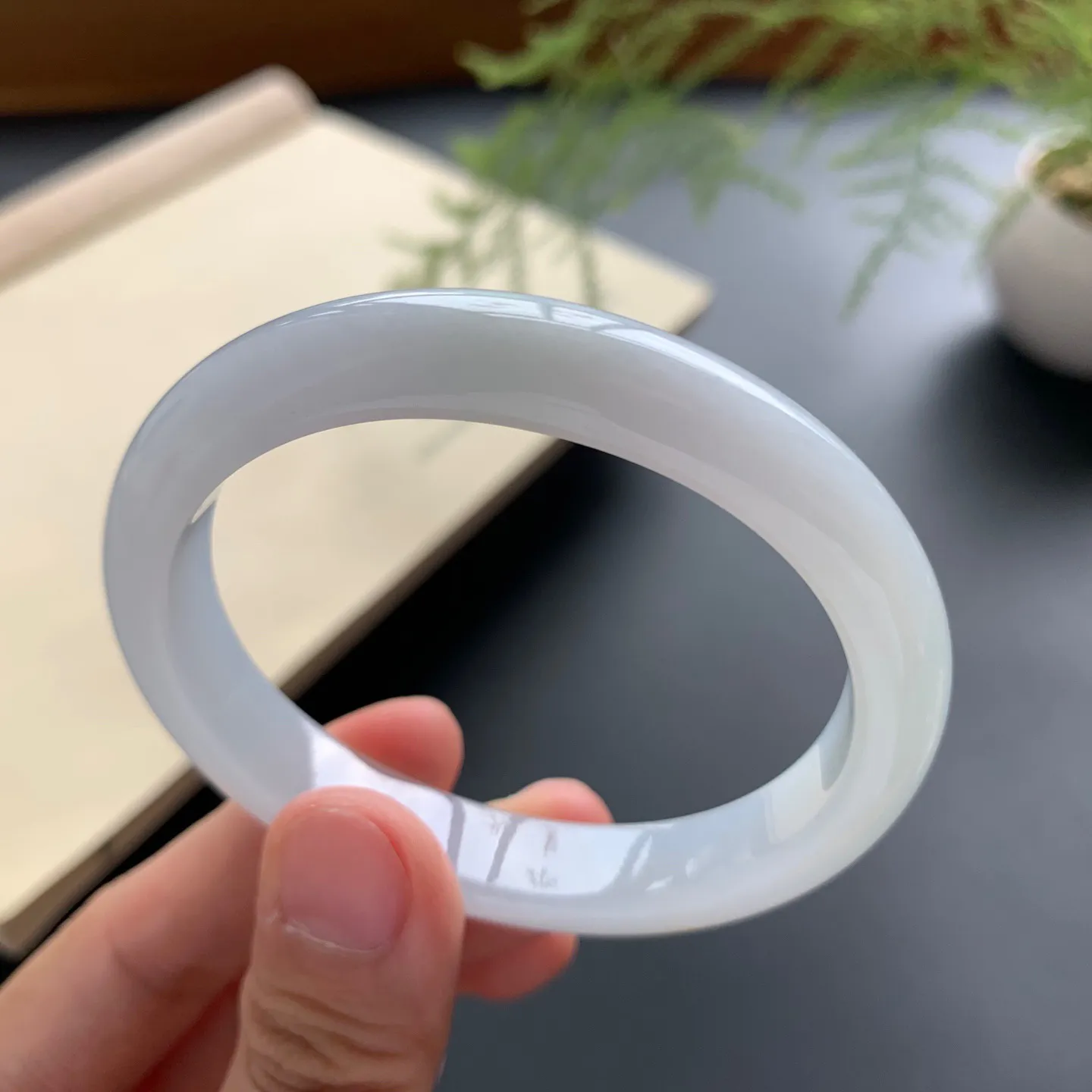 细糯贵妃手镯 尺寸：54.2-46-10.3-7.5，无纹裂，细腻光滑，白净清爽