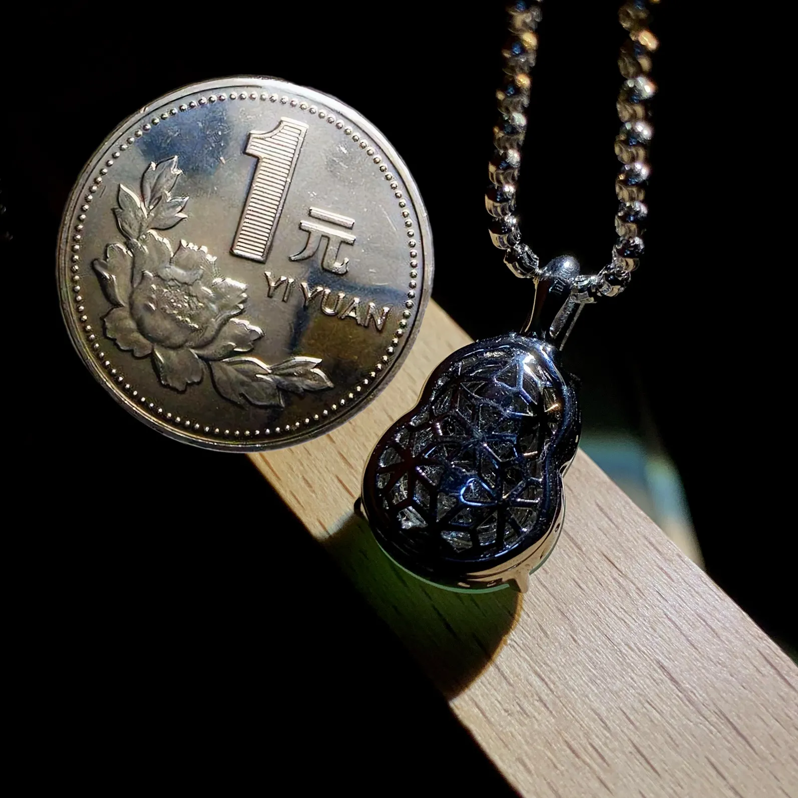 葫芦吊坠，裸石16-12.2-5mm，
整体21.5-12.2-8.5mm，
18K金，南非钻，不配图链