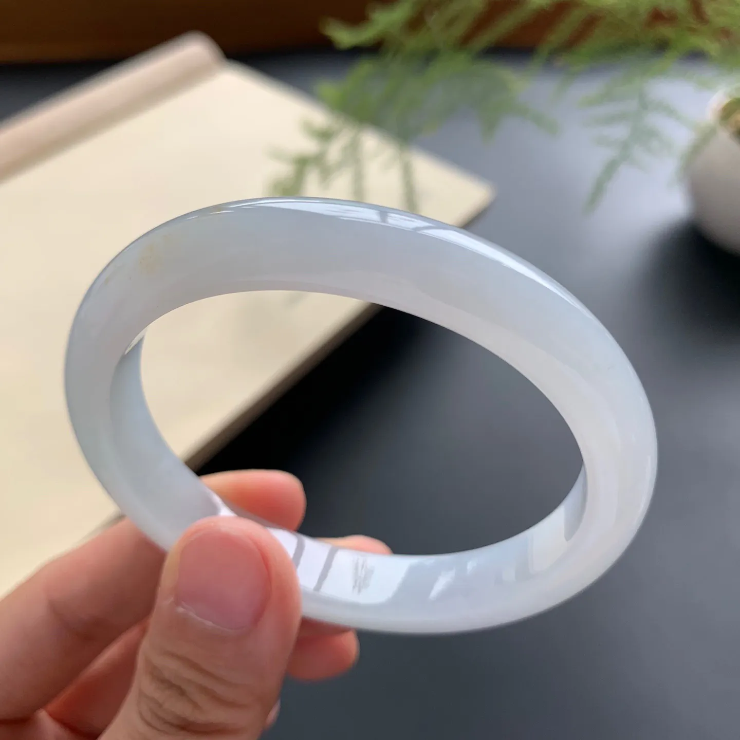 细糯贵妃手镯 尺寸：54.2-46-10.3-7.5，无纹裂，细腻光滑，白净清爽