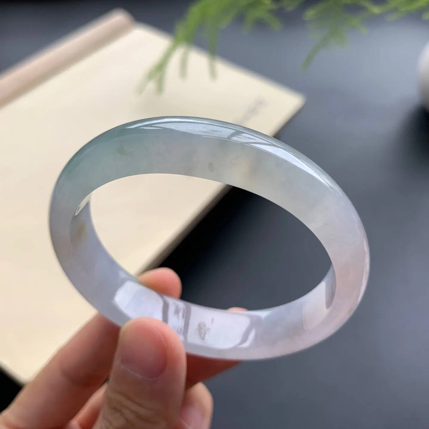 54圈口冰油贵妃手镯 尺寸：54-47.8-13-6.8，无纹裂，水润光滑，胶感十足