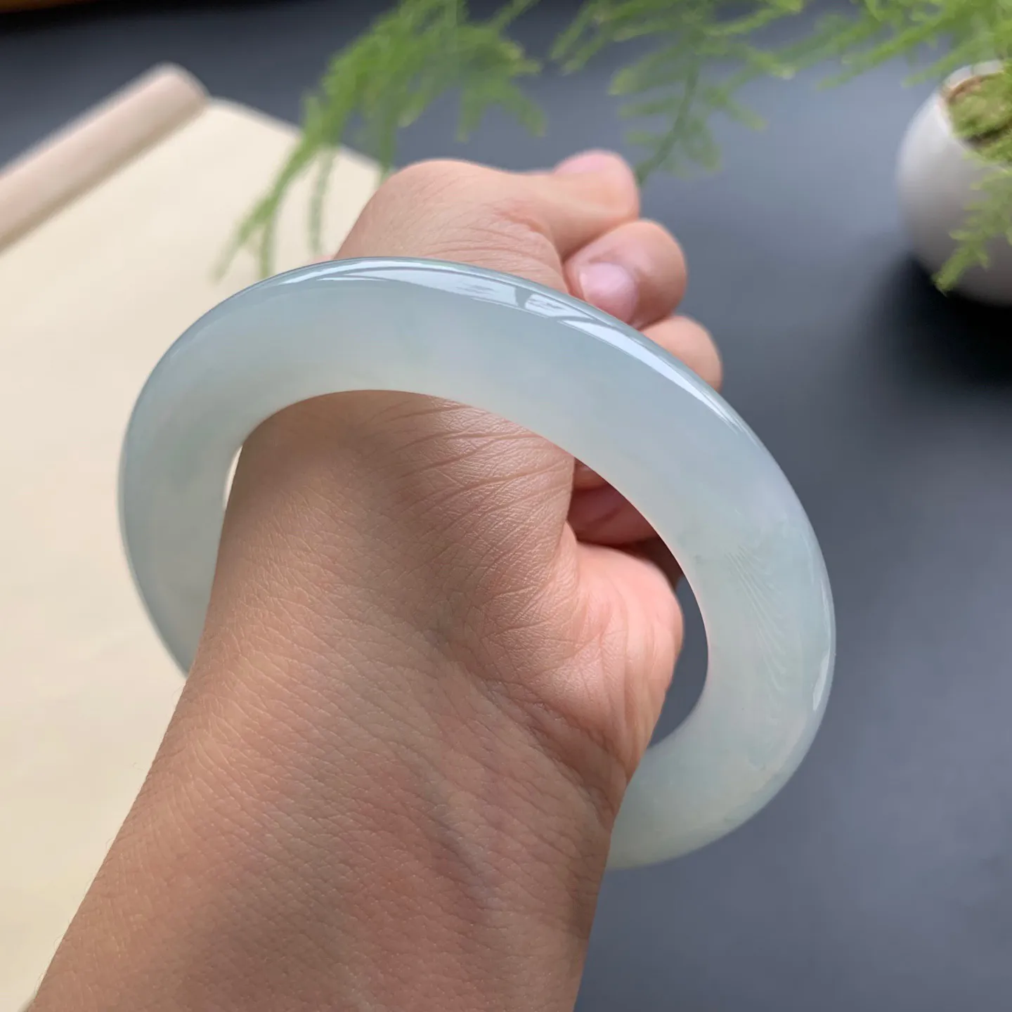 56.5圈口冰种圆条手镯 尺寸：56.5-12-11.8，无纹裂，水润饱满，胶感十足