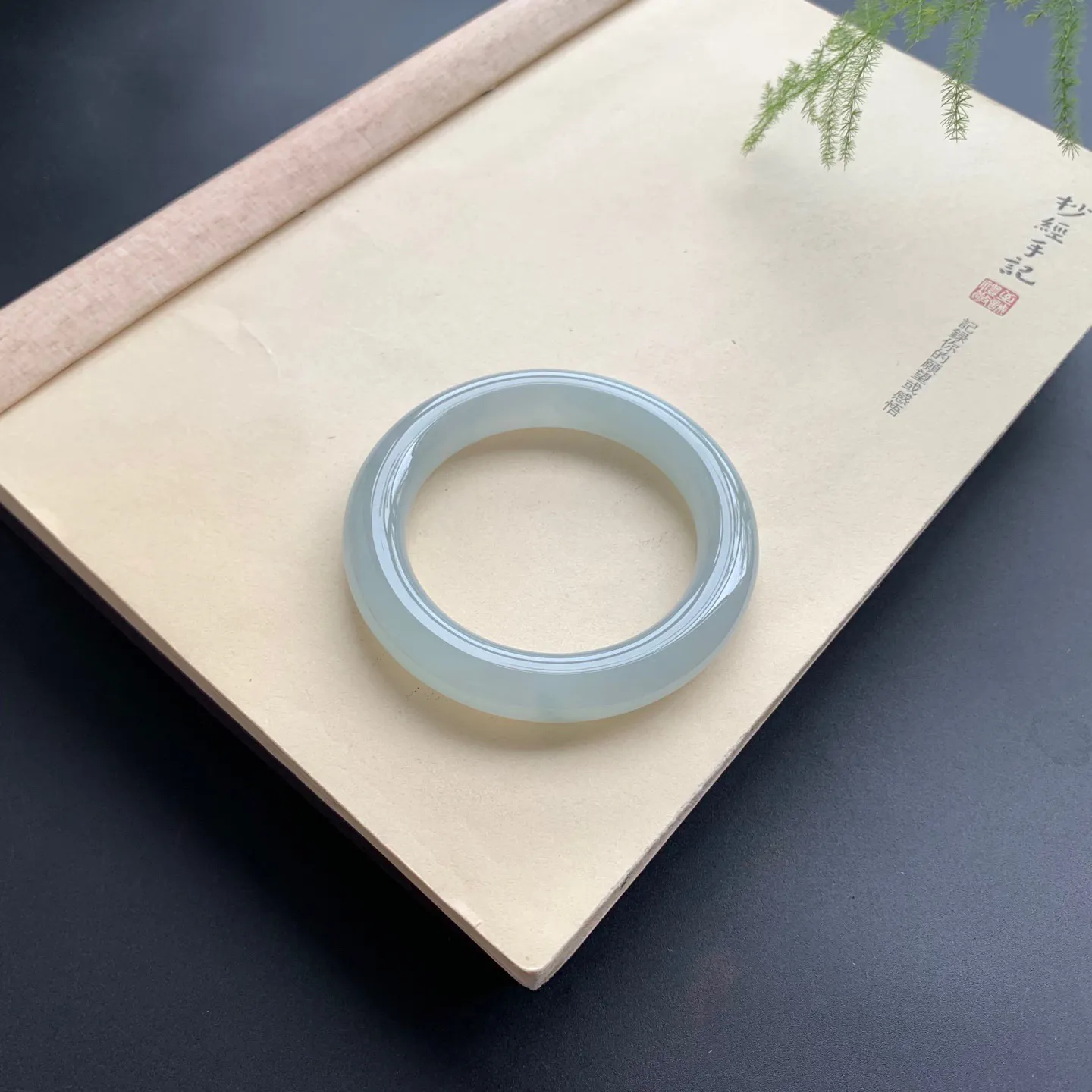 56.5圈口冰种圆条手镯 尺寸：56.5-12-11.8，无纹裂，水润饱满，胶感十足