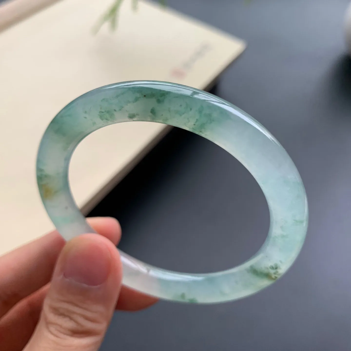 50.2圈口冰种飘花圆条手镯 尺寸：50.2-7.8，无纹裂，水润透亮，花色飘逸