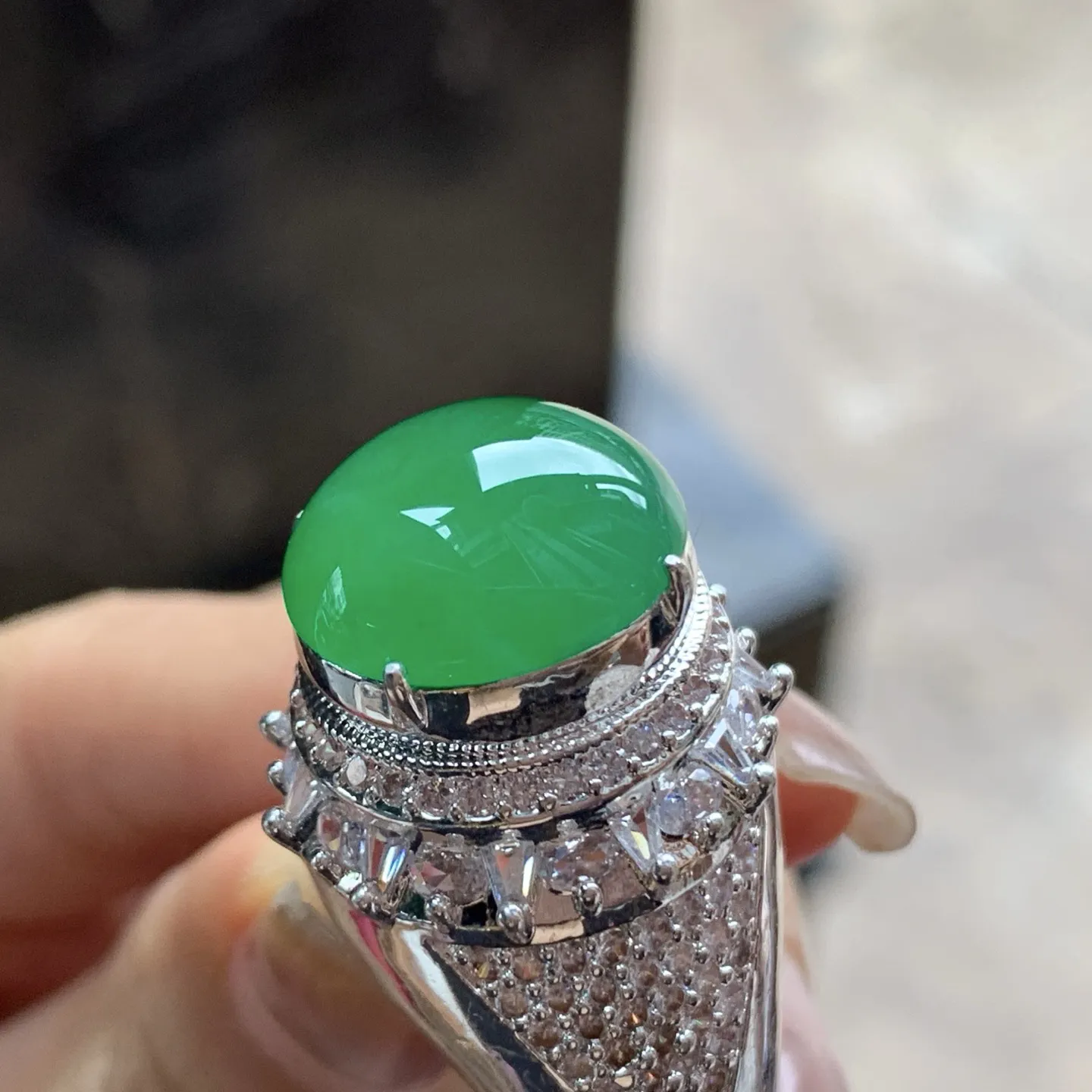 冰绿戒面^_^饱满圆润 颜色鲜艳