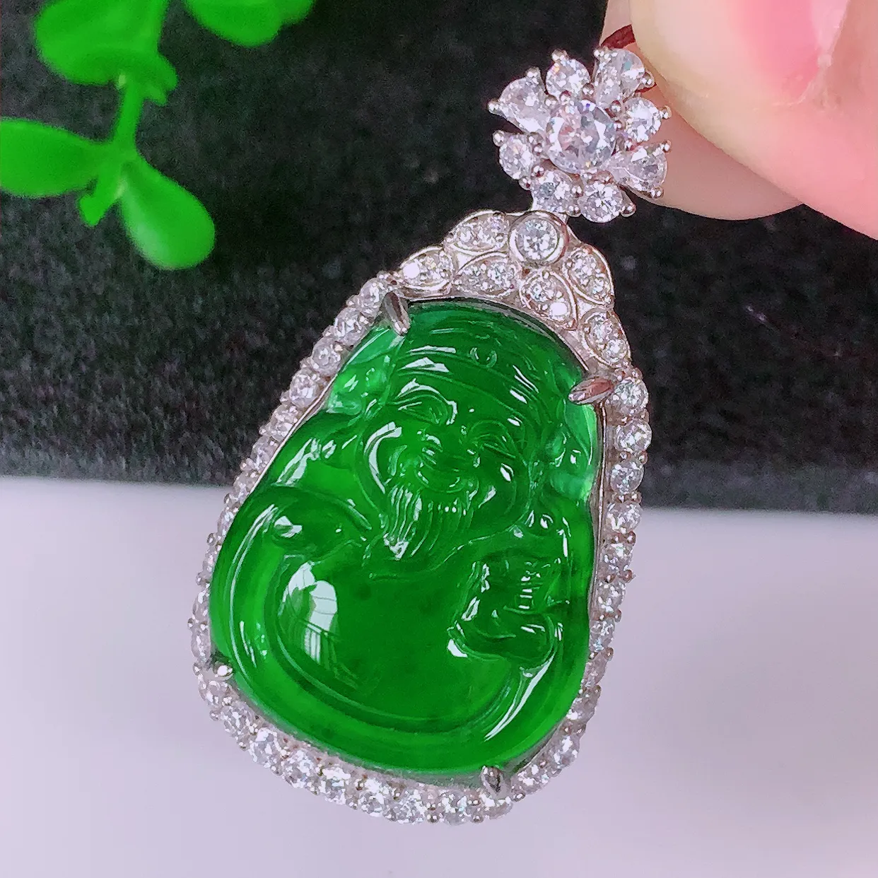 冰透满绿翡翠925银镶嵌财神爷吊坠，自然光实拍，翠色灵动，颜色漂亮，种老水足，品相佳，佩戴佳品！#98.2整体39*21*9裸石23*18.5*