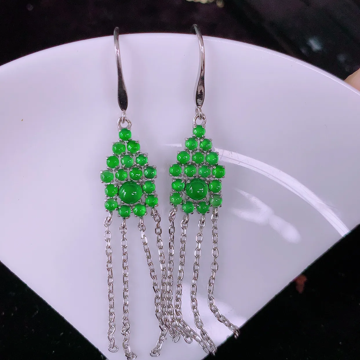 冰透满绿翡翠925银镶嵌耳坠，自然光实拍，翠色灵动，颜色漂亮，种老水足，品相佳，佩戴佳品！#98.2