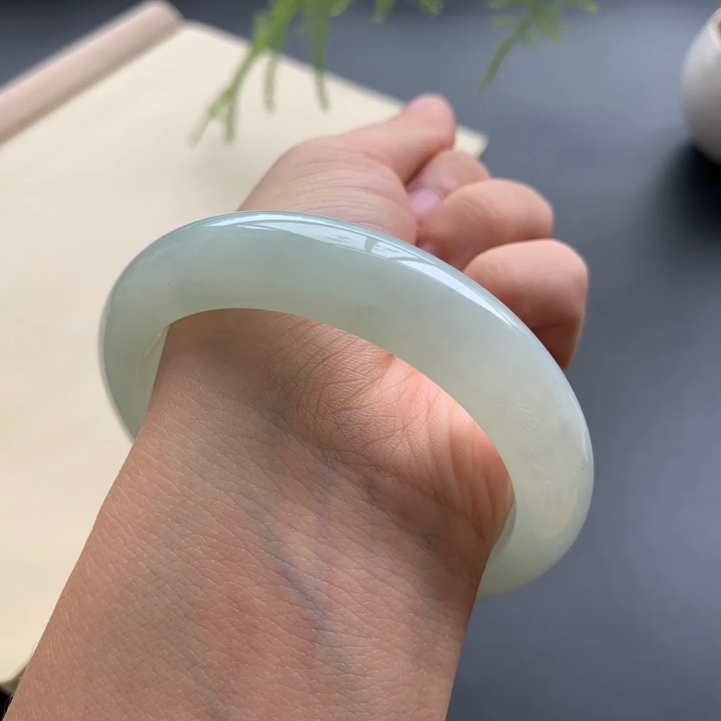 55.8圈口晴底正圈手镯 尺寸：55.8-12.6-8.8，无纹裂，水润起胶，细腻釉洁