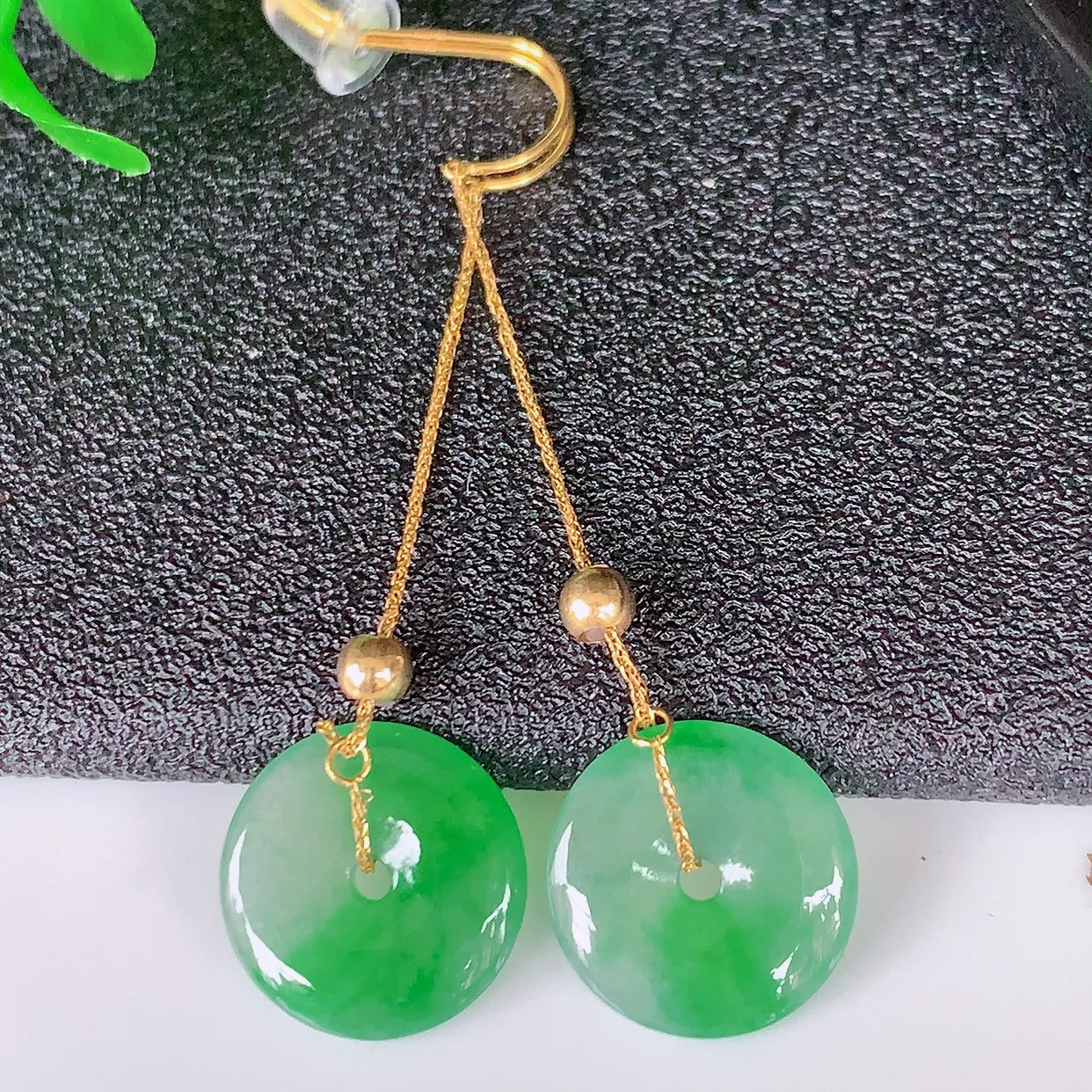 18k金镶嵌冰种飘绿翡翠平安扣耳坠，沁人心脾，耳坠佩戴效果大气出众，尽显气质。种水好，胶感足，颜相当漂亮，高性价比，值得入手品鉴！#41.2整体43.5裸石12*2.2