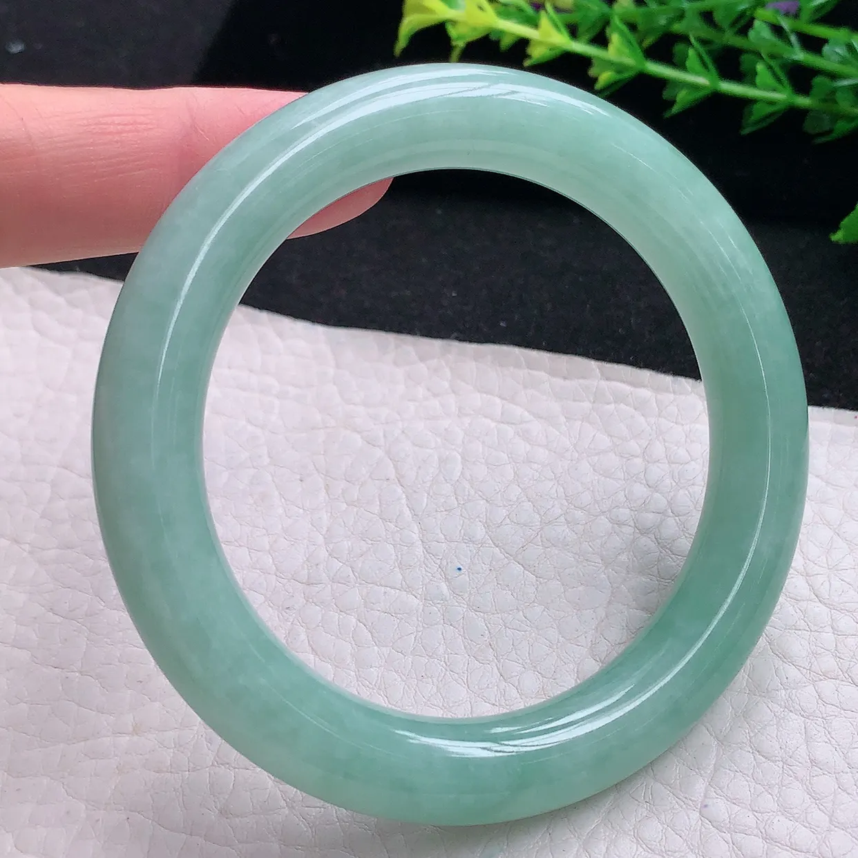 n自然光57*10.5美人镯 天然缅甸翡翠a 货蓝韵圆条玉镯子 玉手环