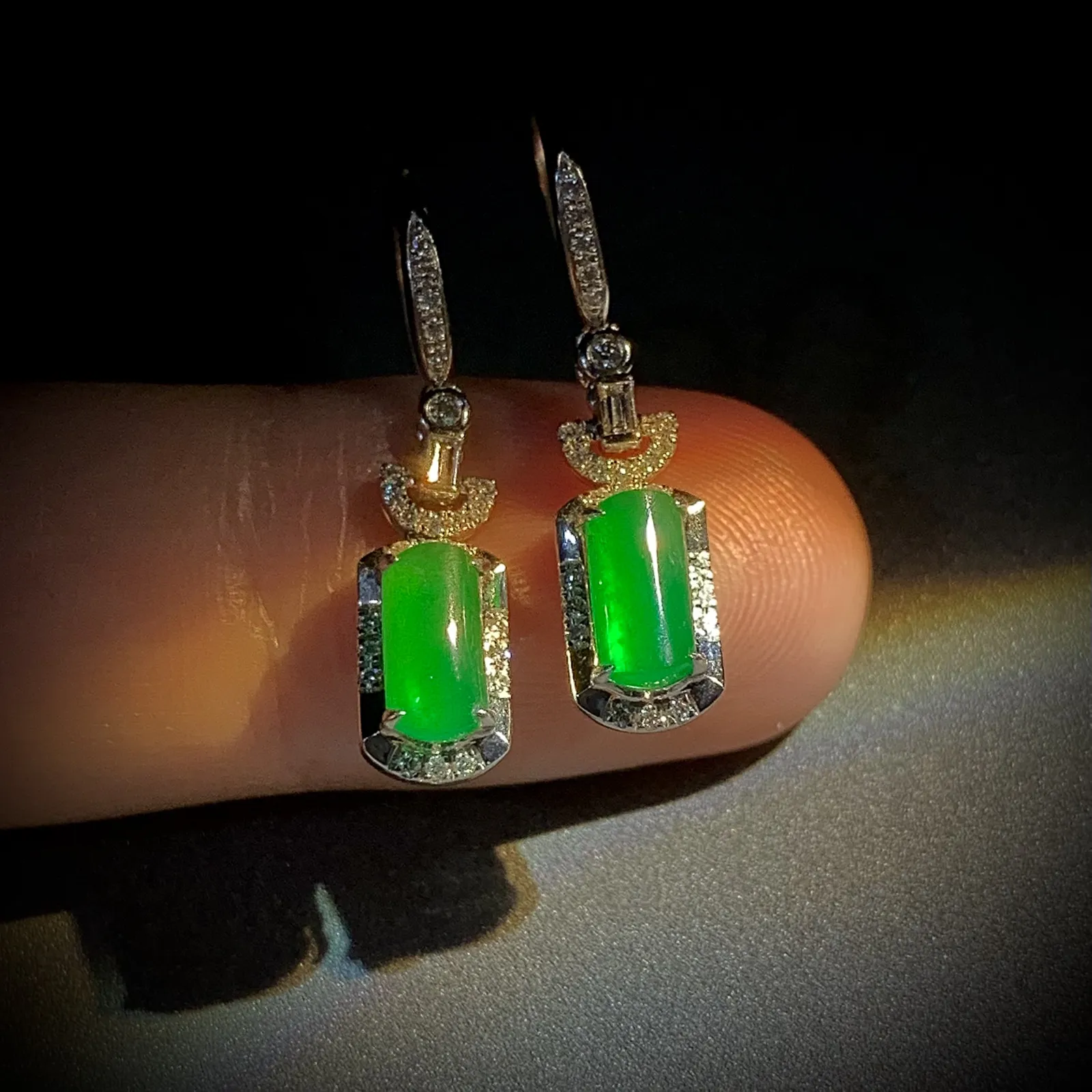 翡翠绿素面镶嵌耳坠，
裸石约8-4-2mm，
18K金，南非钻，