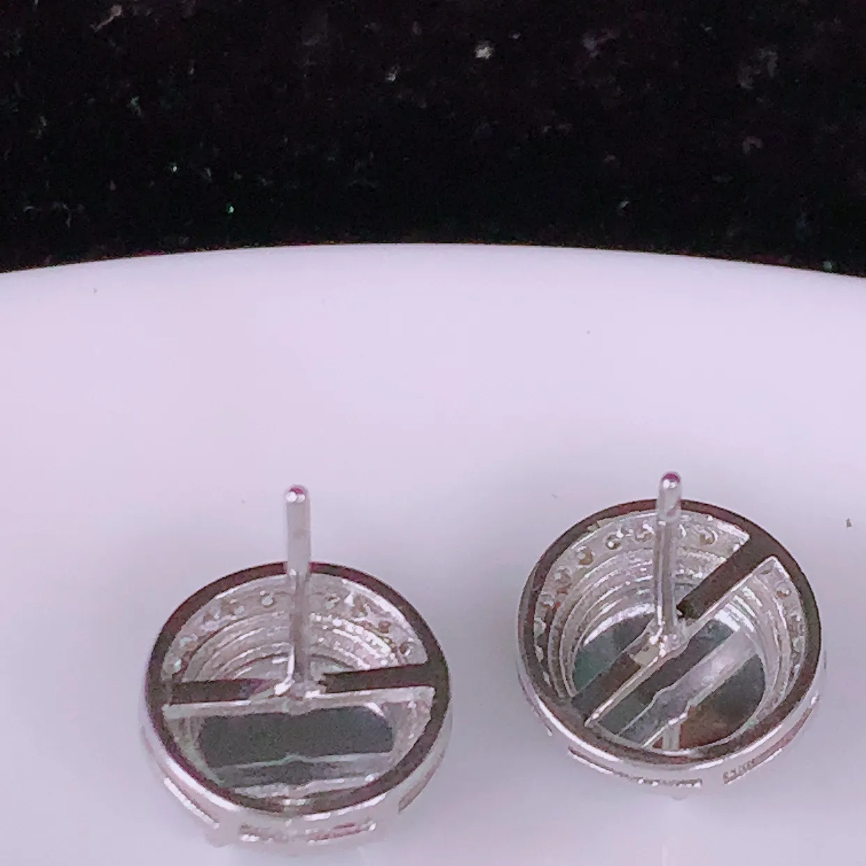 冰透满绿翡翠925银镶嵌耳钉，自然光实拍，翠色灵动，颜色漂亮，种老水足，品相佳，佩戴佳品！#98.2整体15.5-10.5*10.5裸石7.5*7.5