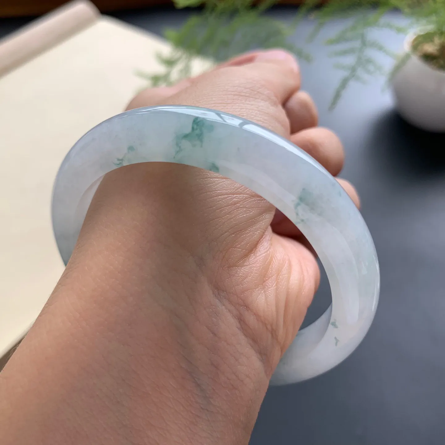 55.2圈口冰飘花正圈手镯 尺寸：55.2-11.2-8，无纹裂，水润起胶，花色飘逸