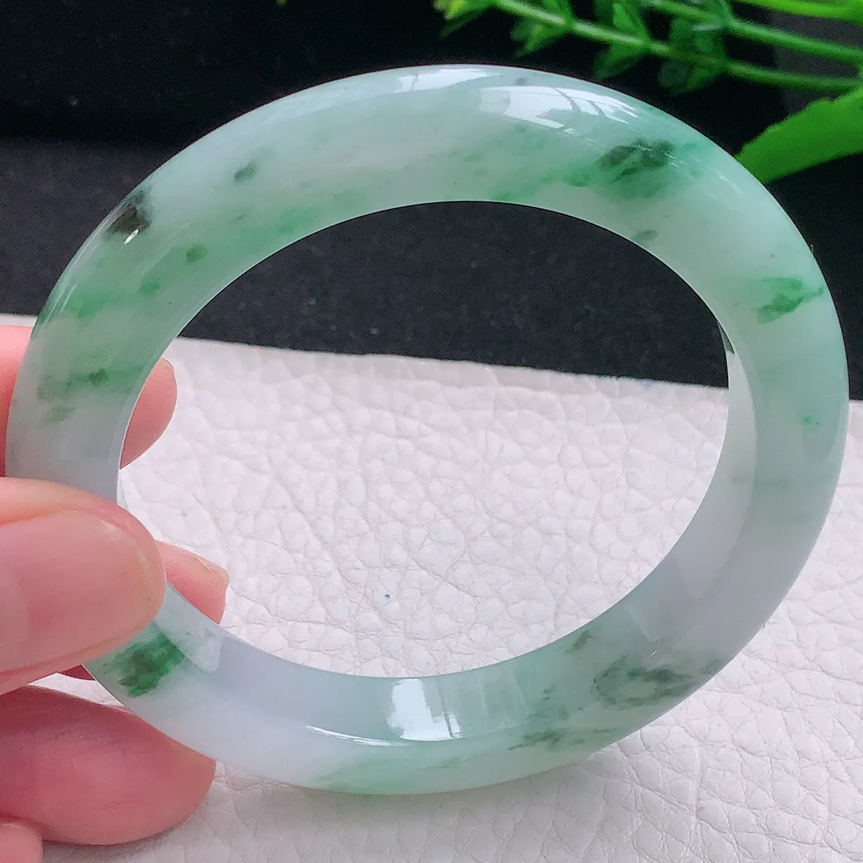 js自然光56*10.8*9.3平安镯 天然缅甸翡翠a 货冰飘绿花清秀宽边玉镯子