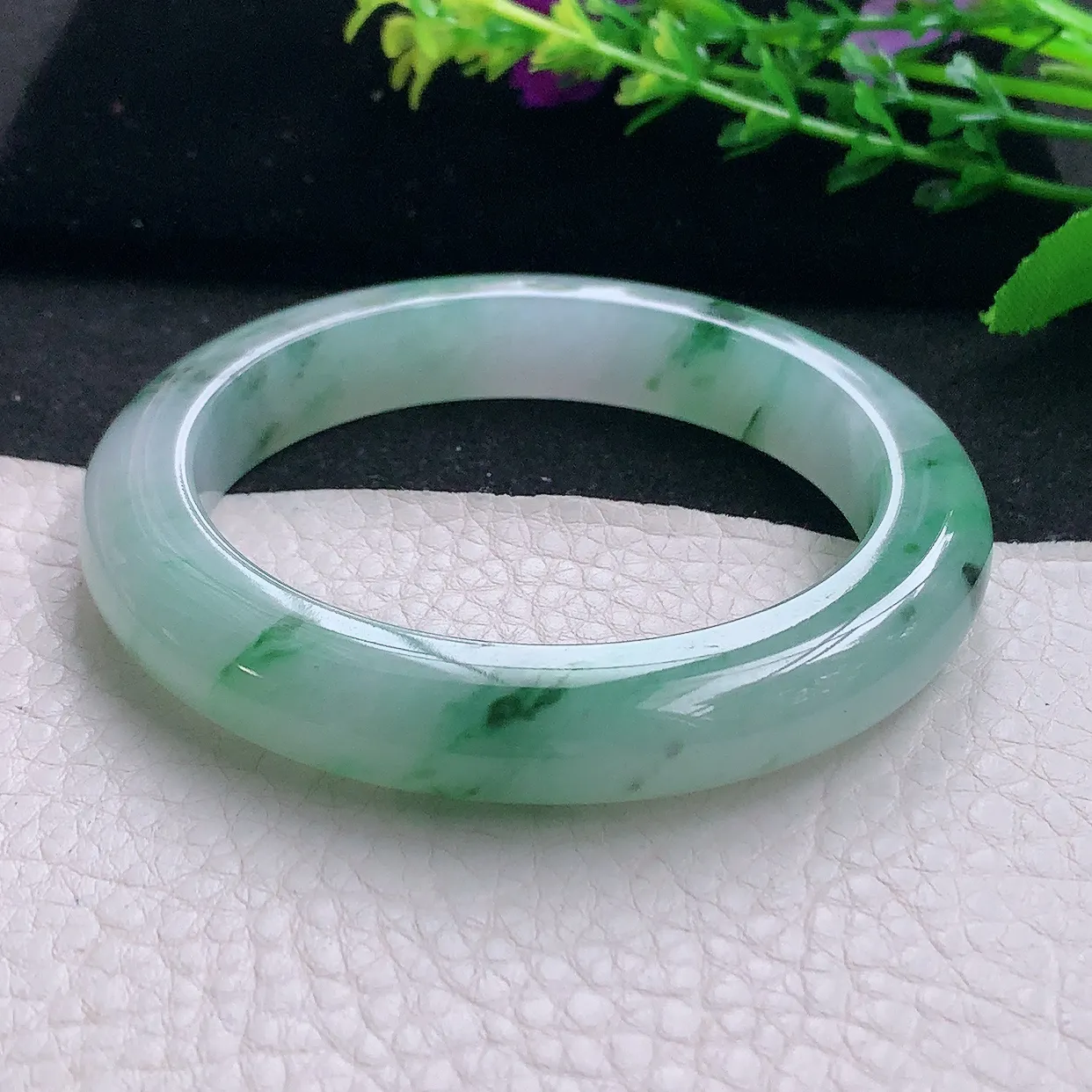 js自然光56*10.8*9.3平安镯 天然缅甸翡翠a 货冰飘绿花清秀宽边玉镯子