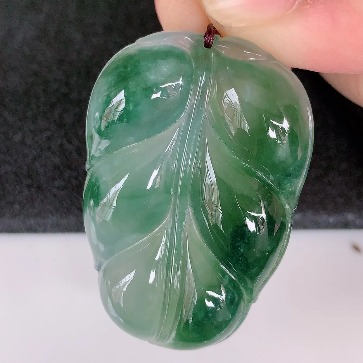 自然光实拍，冰胶水润飘花翡翠叶子吊坠 ，种水足，色泽清新，工艺精湛，叶子寓意美好；金枝玉叶，事业有成。#01.2