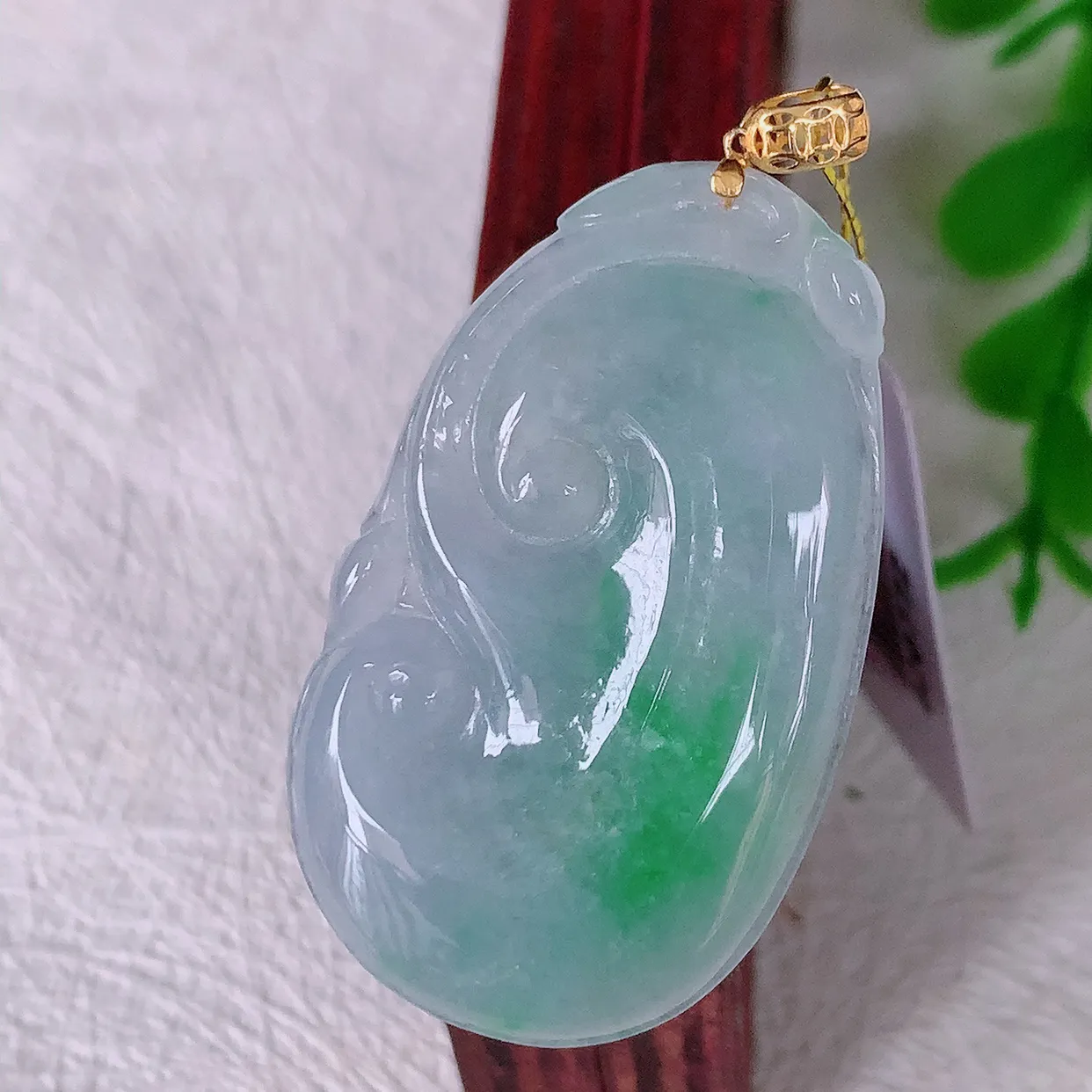 18k金镶嵌冰紫罗兰飘绿翡翠如意吊坠，沁人心脾，精致典雅的设计，为佩戴者，增添色彩，送礼自留都是佳品选择！#35.2