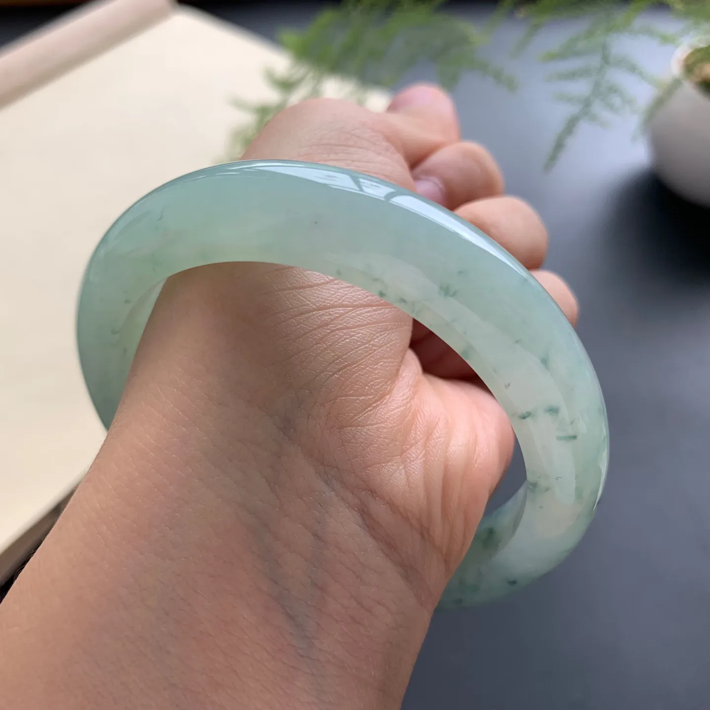 57圈口底色飘花正圈手镯 尺寸：57-12-9，无纹裂，细腻起胶，花色飘逸