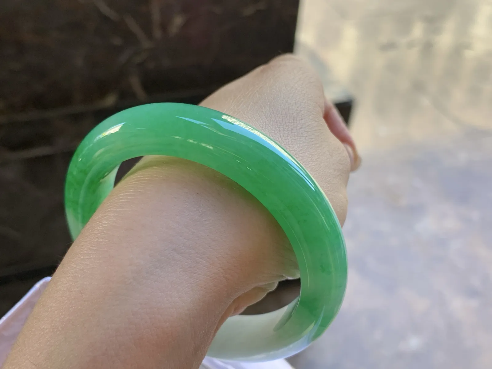 56-12.2-9.2

辣绿色手镯^_^颜色浓郁 鲜艳 起光