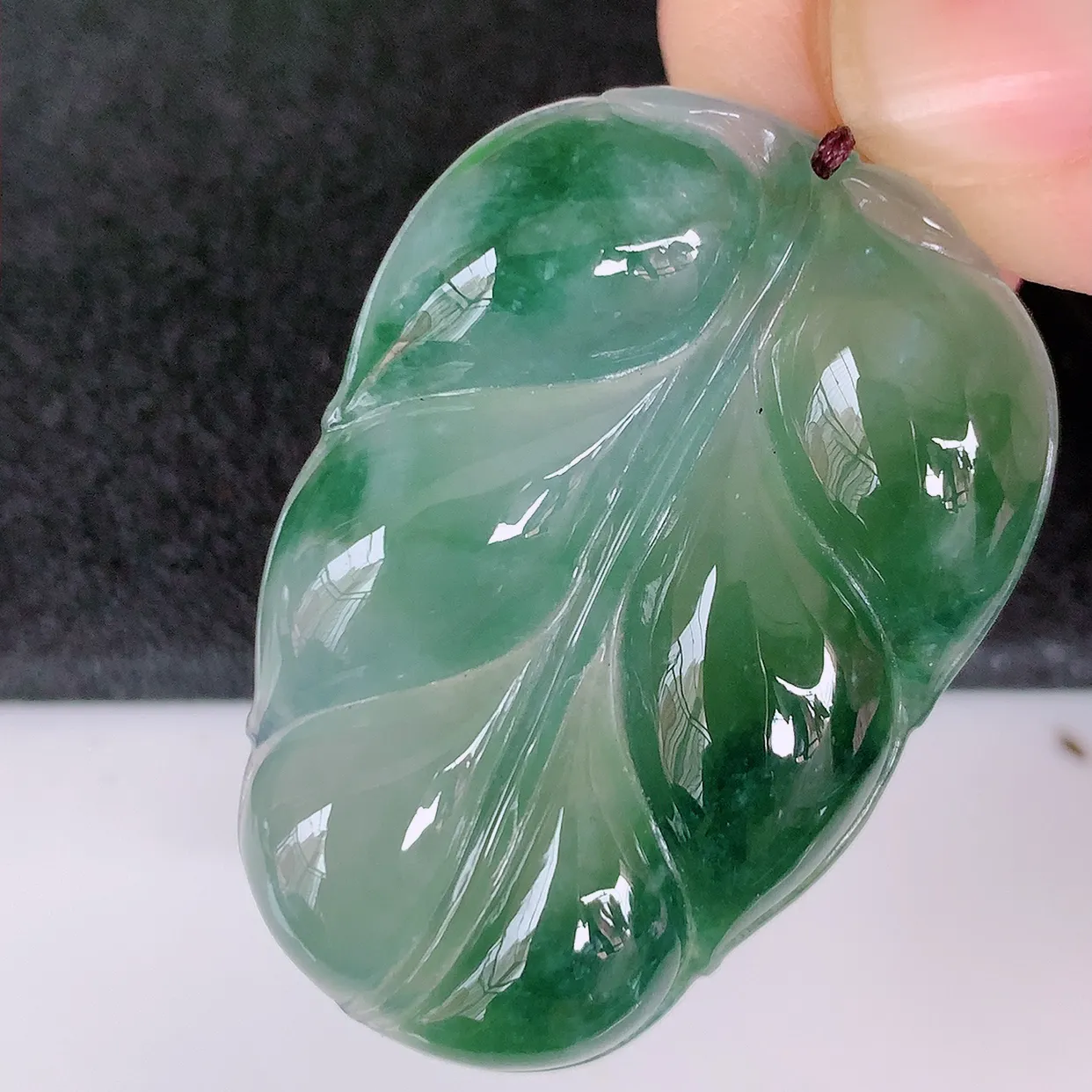 自然光实拍，冰胶水润飘花翡翠叶子吊坠 ，种水足，色泽清新，工艺精湛，叶子寓意美好；金枝玉叶，事业有成。#01.2