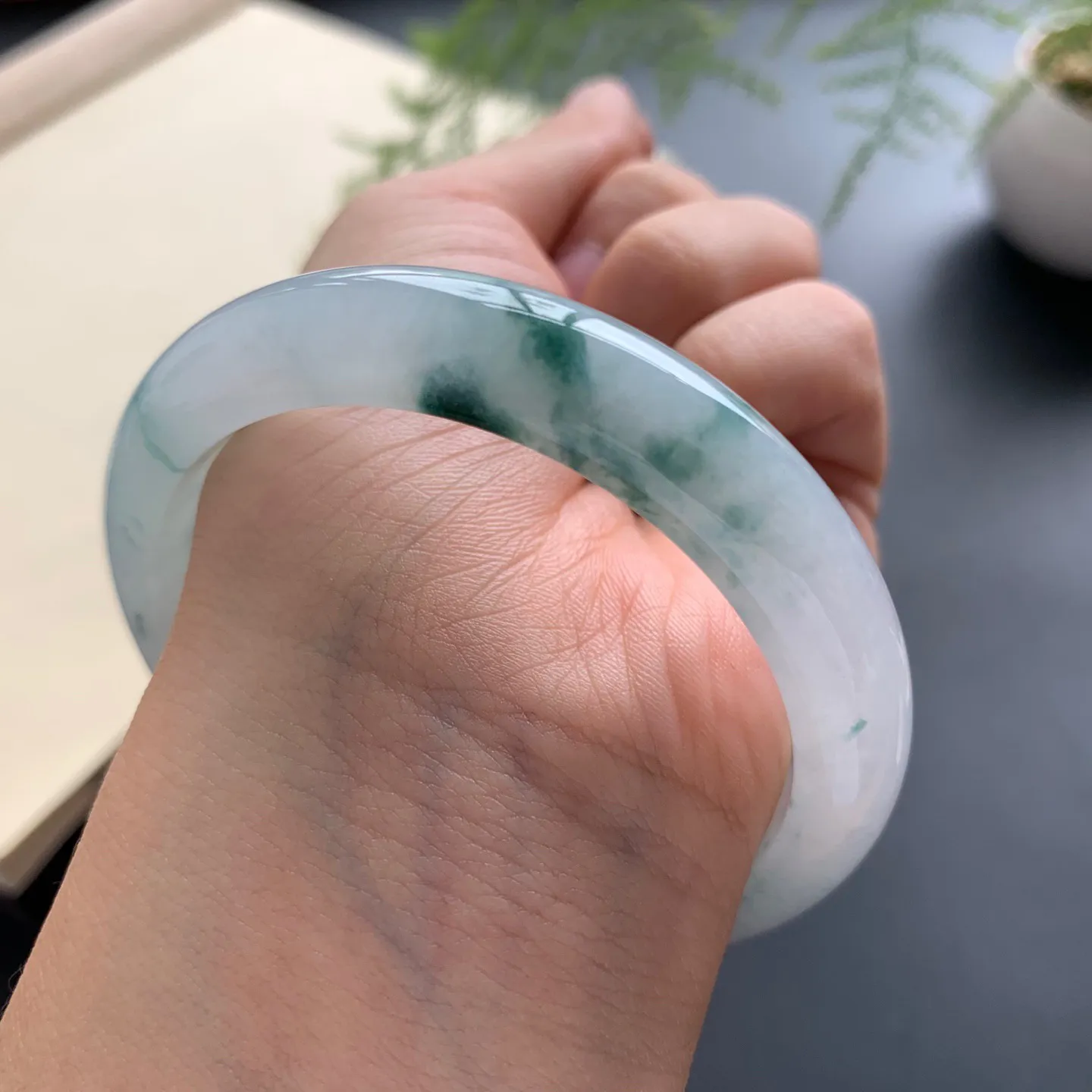 55.2圈口冰飘花正圈手镯 尺寸：55.2-11.2-8，无纹裂，水润起胶，花色飘逸