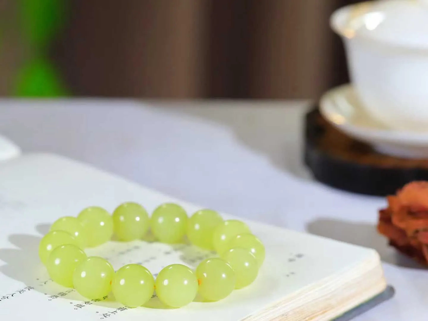 【珠圆玉润.手串】

精品和田玉黄口珠圆玉润手串 玉质温润细腻  整串打磨圆润，佩戴舒适。珠珠落玉盘