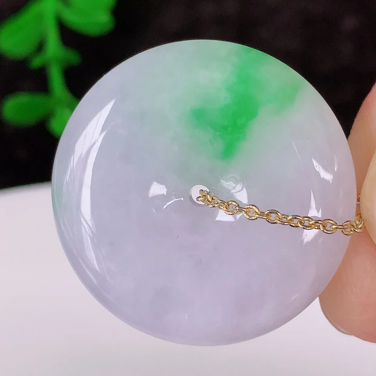 自然光实拍，冰润飘阳绿翡翠平安扣吊坠，形体饱满圆润，平安扣肥嘟嘟的，平平安安，种水很好，莹润通透，配戴精美！#57.2