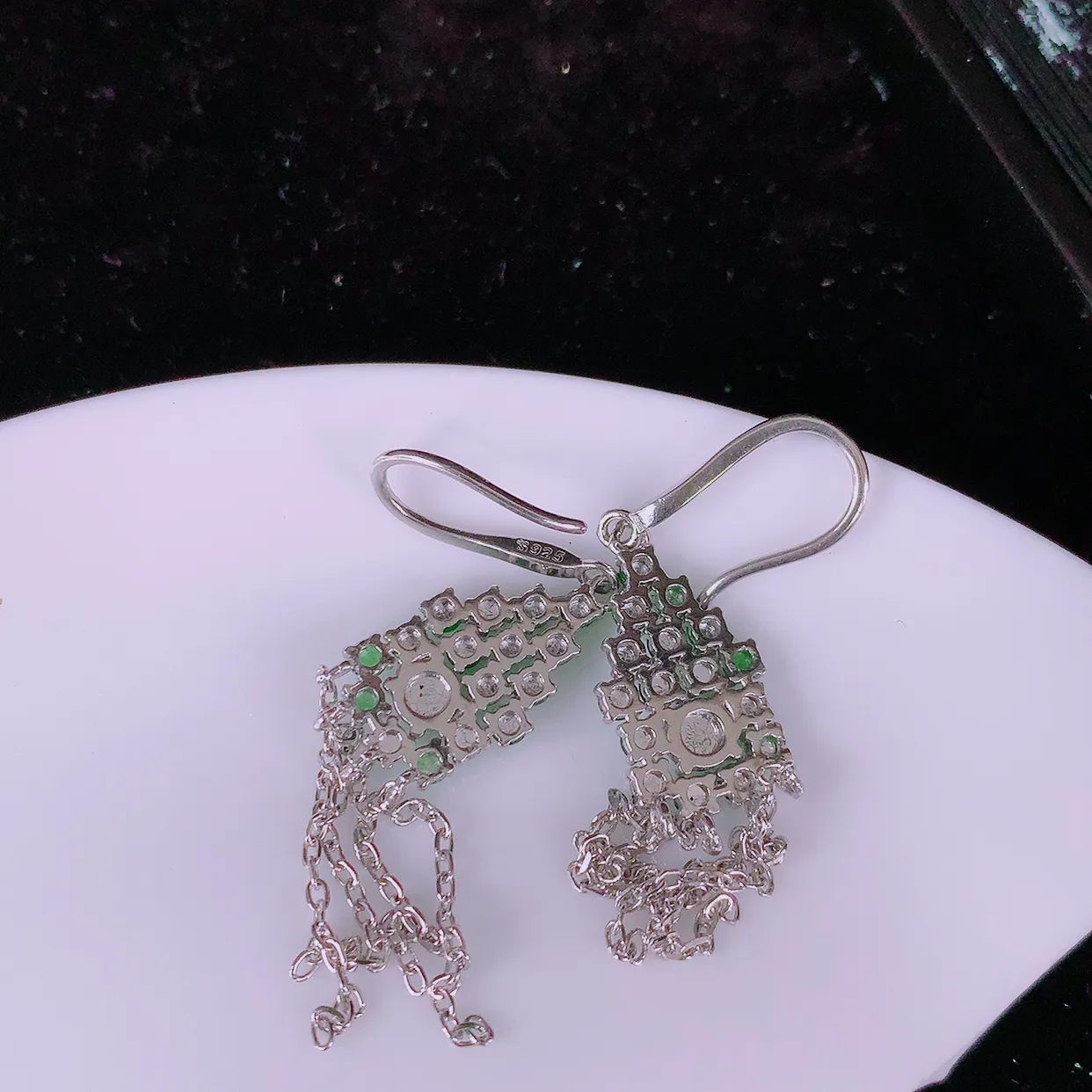 冰透满绿翡翠925银镶嵌耳坠，自然光实拍，翠色灵动，颜色漂亮，种老水足，品相佳，佩戴佳品！#98.2整体59.5*10*3.5裸石3-3