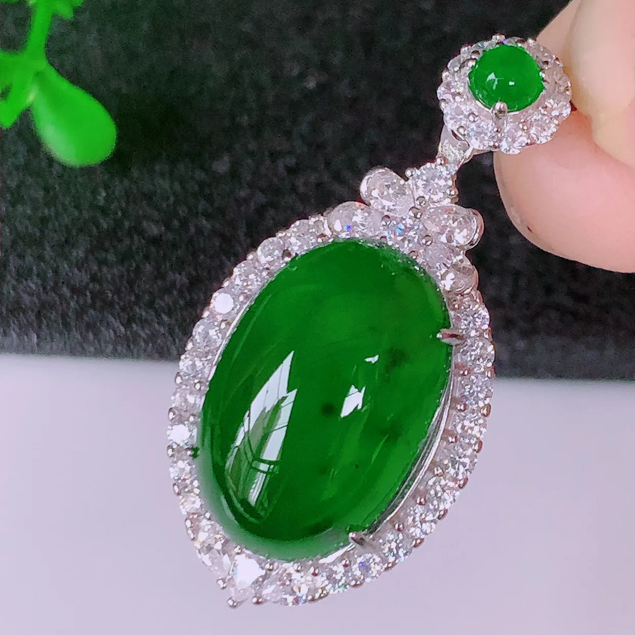 大颗冰透满绿翡翠蛋面925银镶嵌吊坠，自然光实拍，翠色灵动，颜色漂亮，种老水足，品相佳，佩戴佳品！#98.2整体34.8*16.8*9.5裸裸11.8*17.5