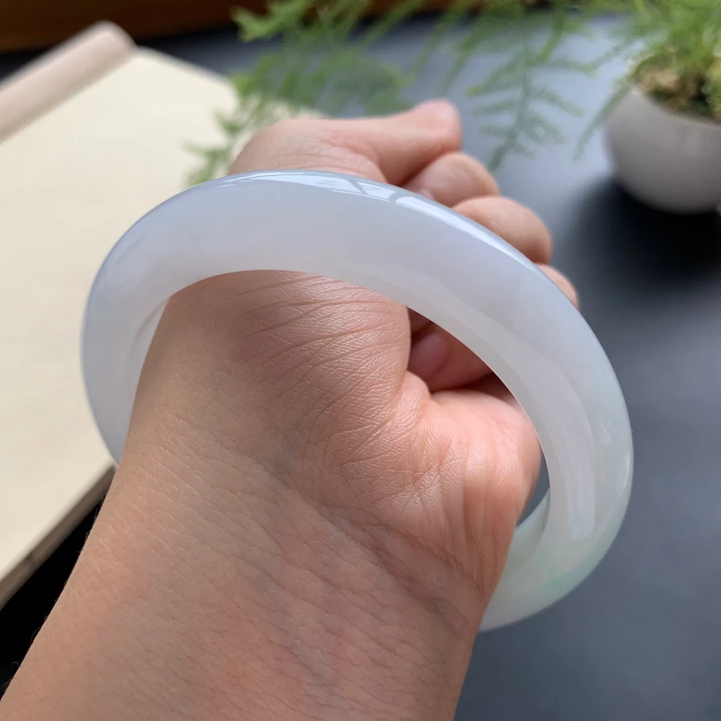 58.5圈口糯冰正圈手镯 尺寸：58.5-12.3-9.3，无纹裂，细腻釉洁，清爽干净