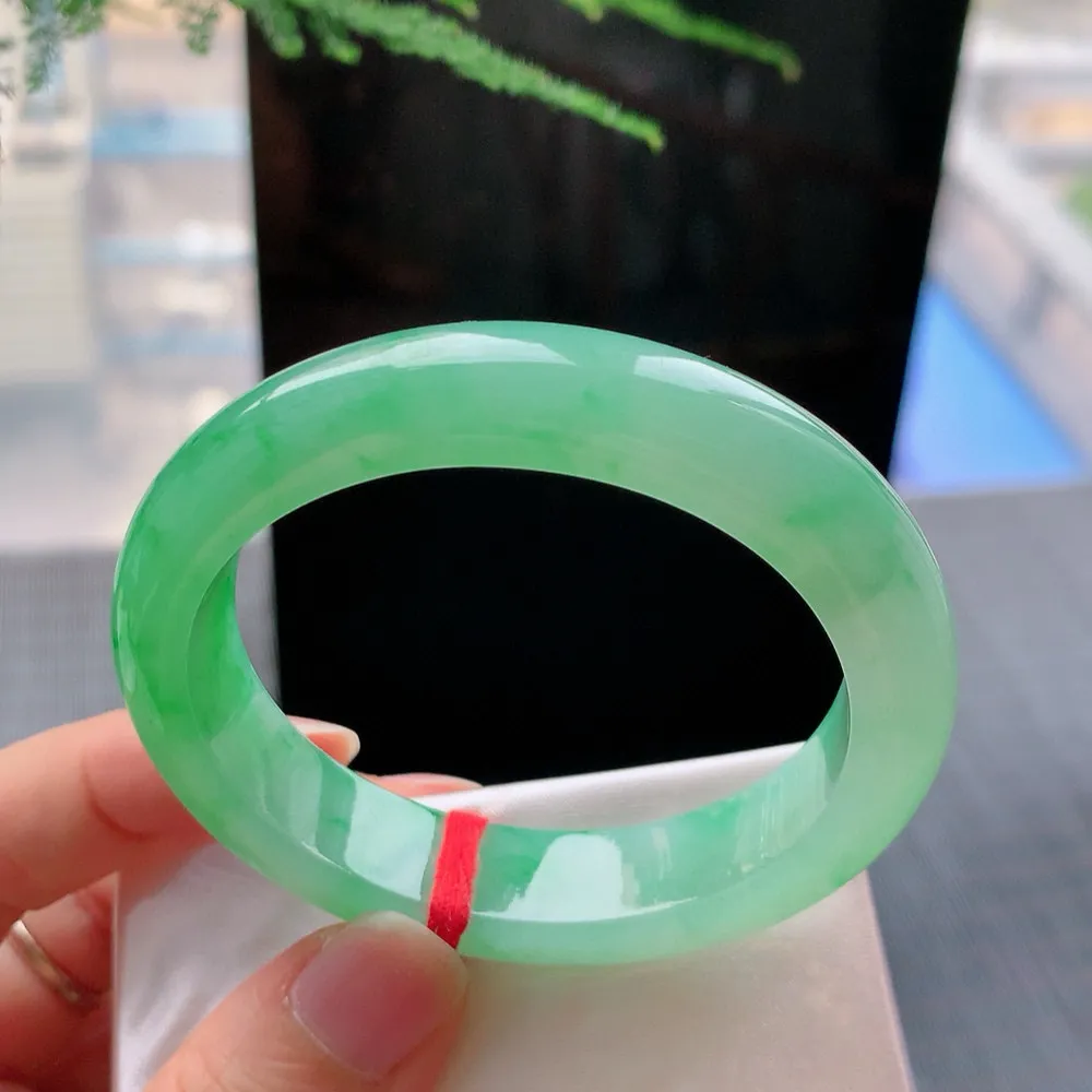 贵妃冰阳绿  无瑕 尺寸:53.7/45.2/12.6/8.4 种色俱佳