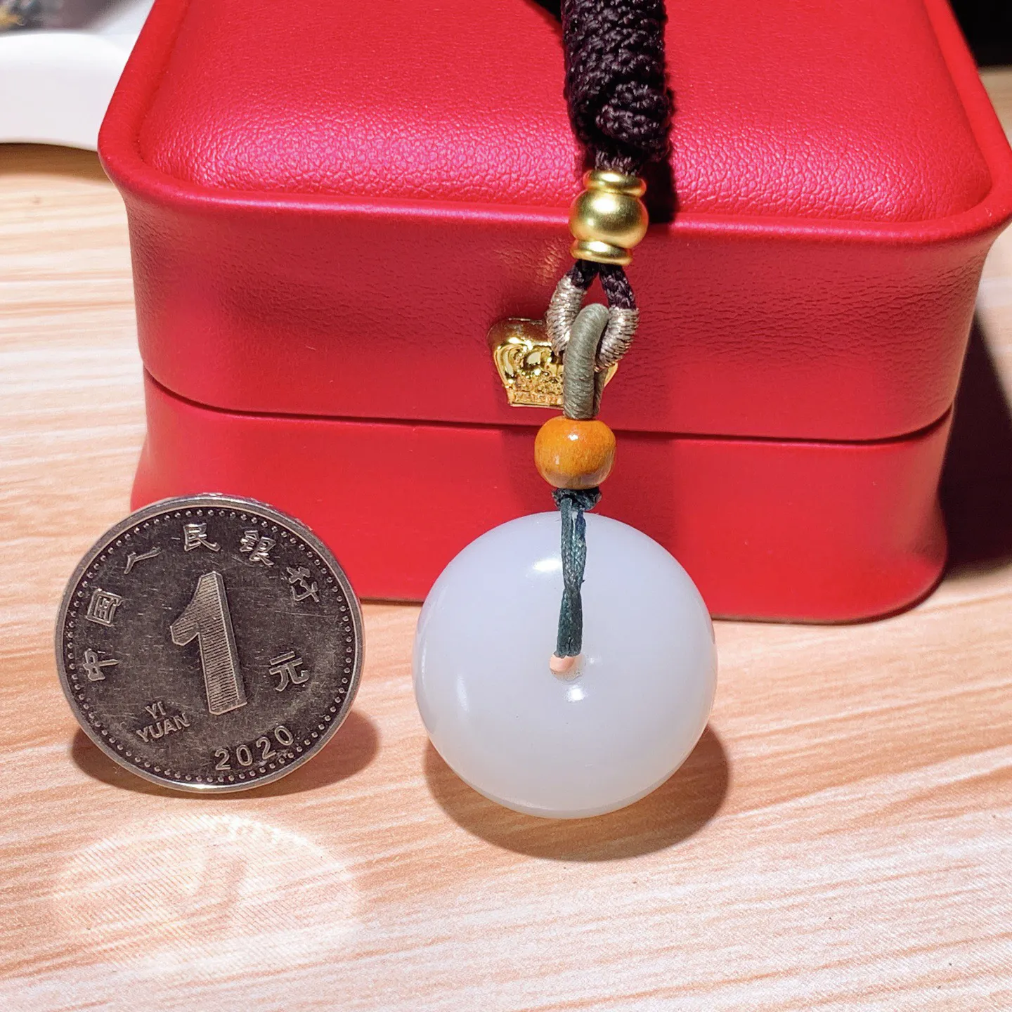 和田玉白玉羊脂白平安扣挂件。尺寸22/16重15.4克。玉质细腻油润。手推出油。佩戴高端典雅。lt251103