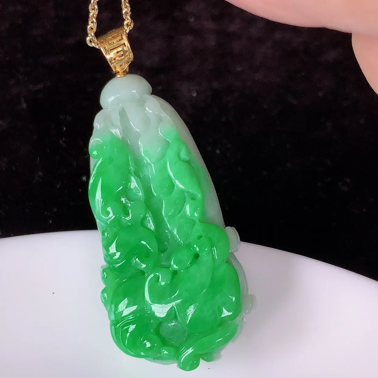 18K金镶嵌辣绿翡翠招百财白菜吊坠，百财聚来，财源滚滚，色泽鲜艳，精工水润的白菜，性价比高！#1.2
