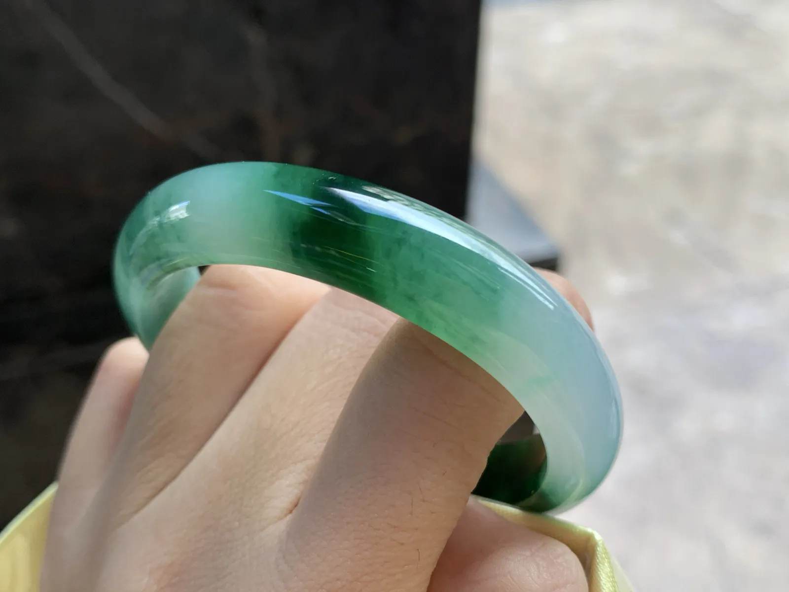 54-12.6-7.8

绿花贵妃手镯手镯^_^颜色浓郁 正圈52可以带