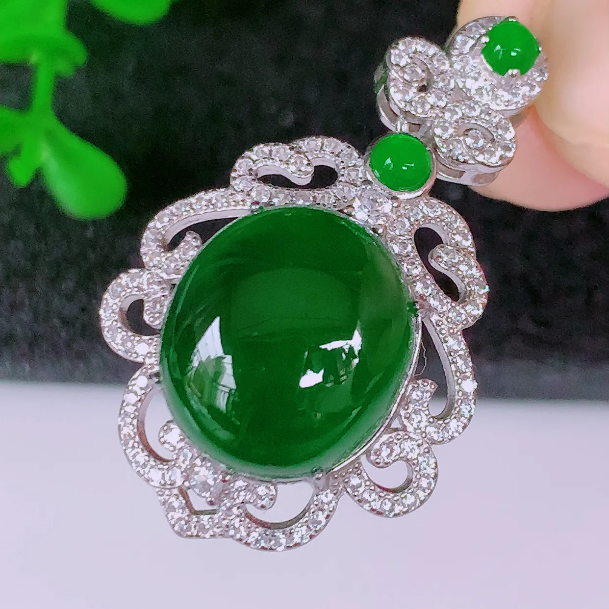 大颗冰透满绿翡翠蛋面925银镶嵌吊坠，自然光实拍，翠色灵动，颜色漂亮，种老水足，品相佳，佩戴佳品！#98.2整体33*20*10.8裸石13.8*12.5