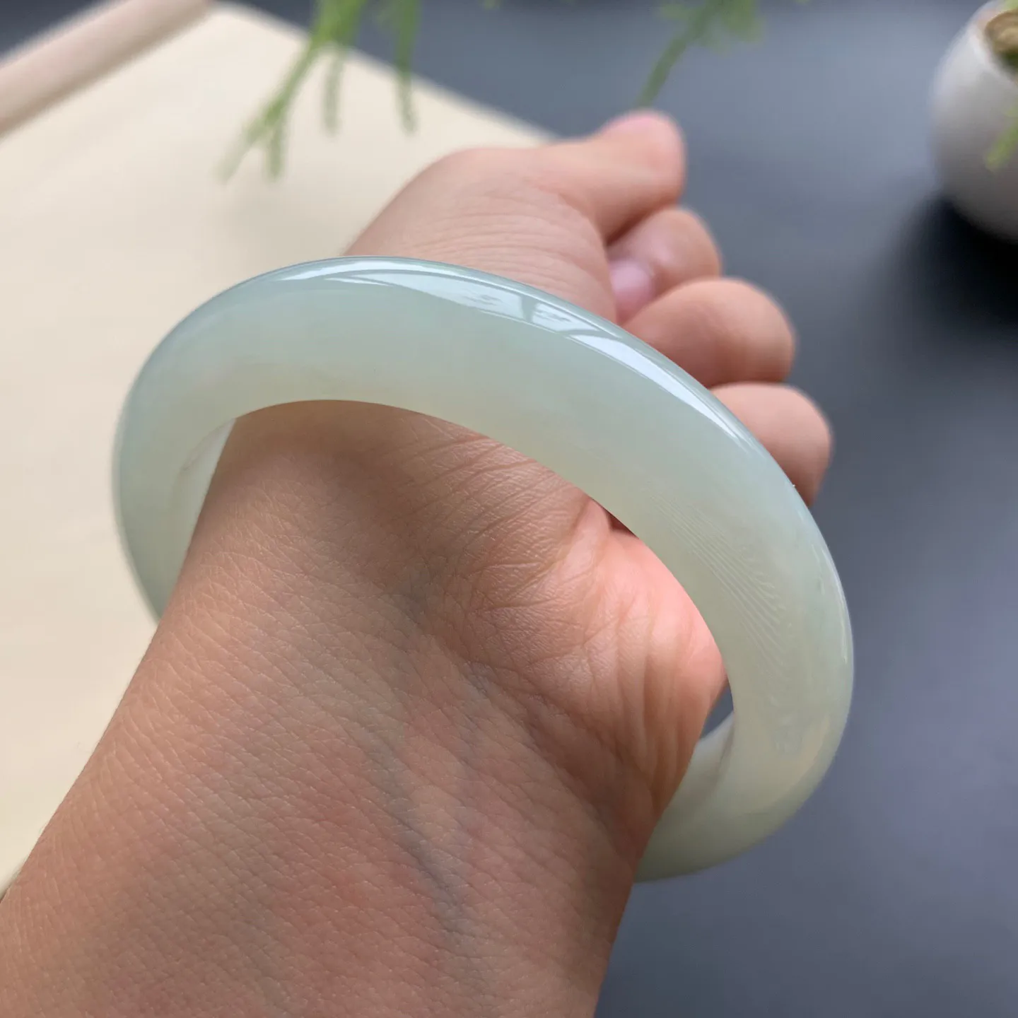 55.8圈口晴底正圈手镯 尺寸：55.8-12.6-8.8，无纹裂，水润起胶，细腻釉洁