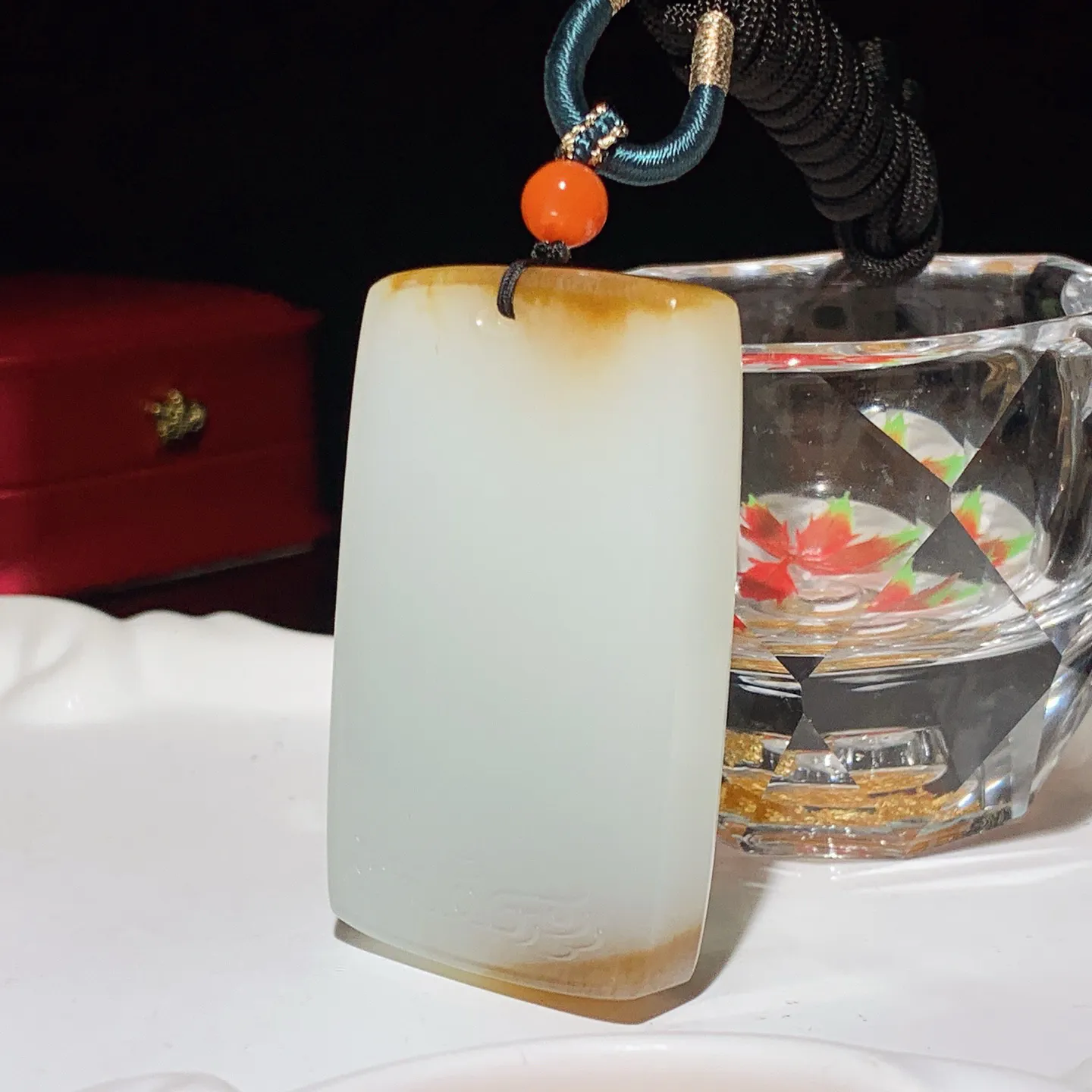 新疆且末糖天地糖平安无事牌挂件。尺寸56/35/11重60克。玉质细腻油润。手推出油。佩戴高端典雅。